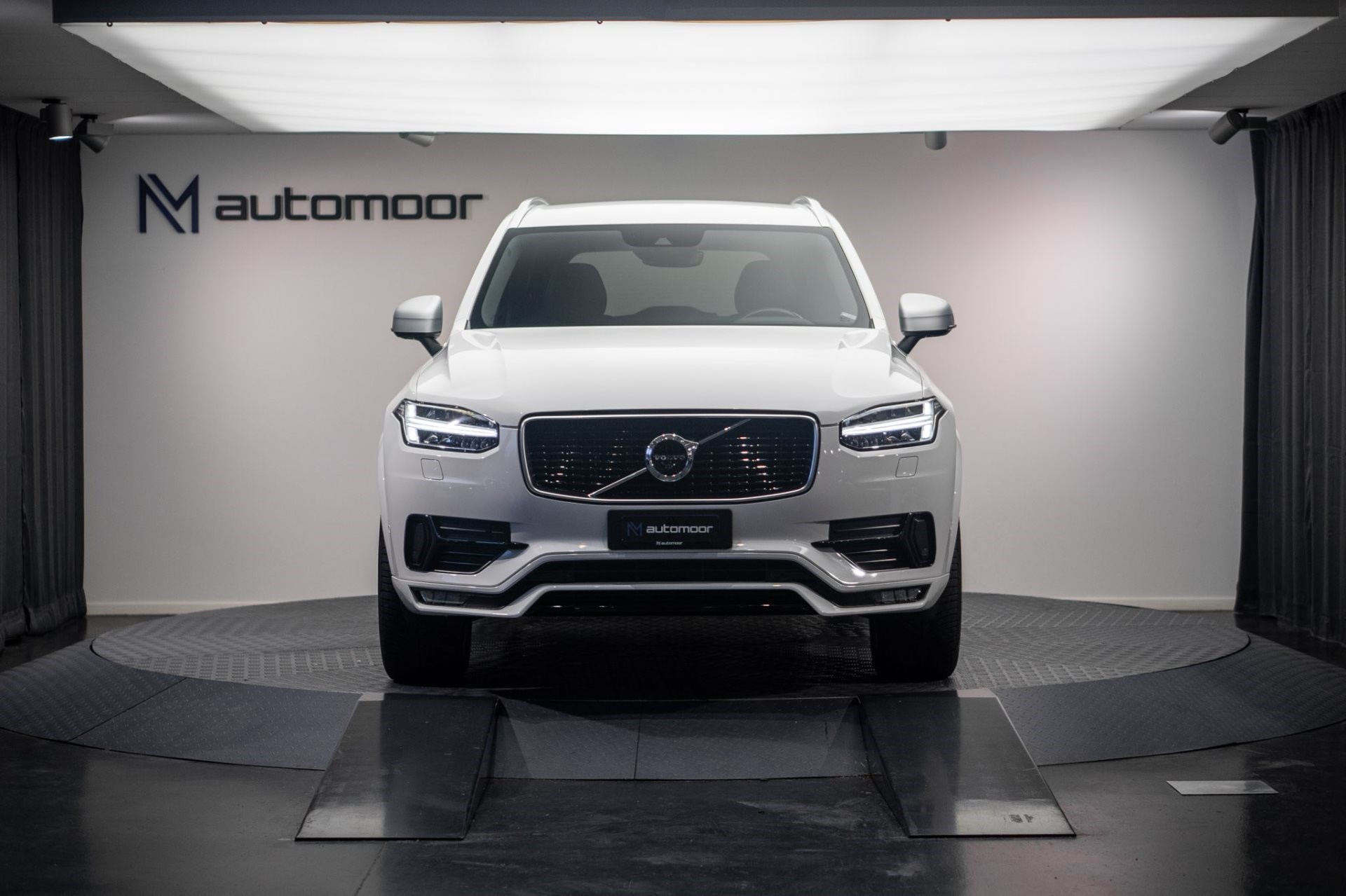 VOLVO XC90 D5 AWD R-Design *CH-Fahrzeug* *Luftfahrwerk*-showroom-element-1