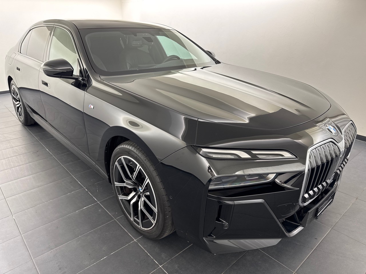 BMW 740d xDrive 48V M Sport-image-3