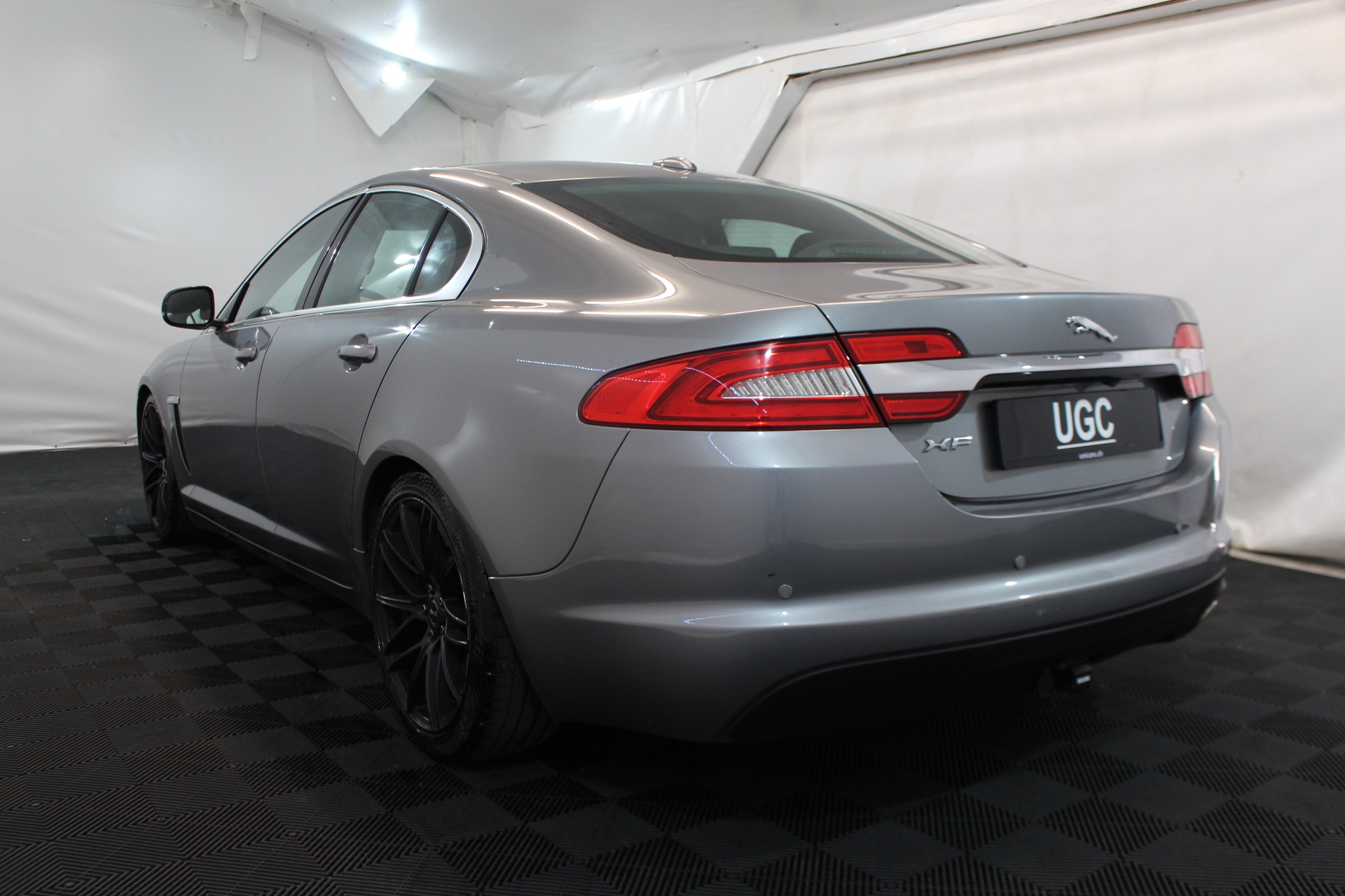 JAGUAR XF 2.2d-showroom-element-3