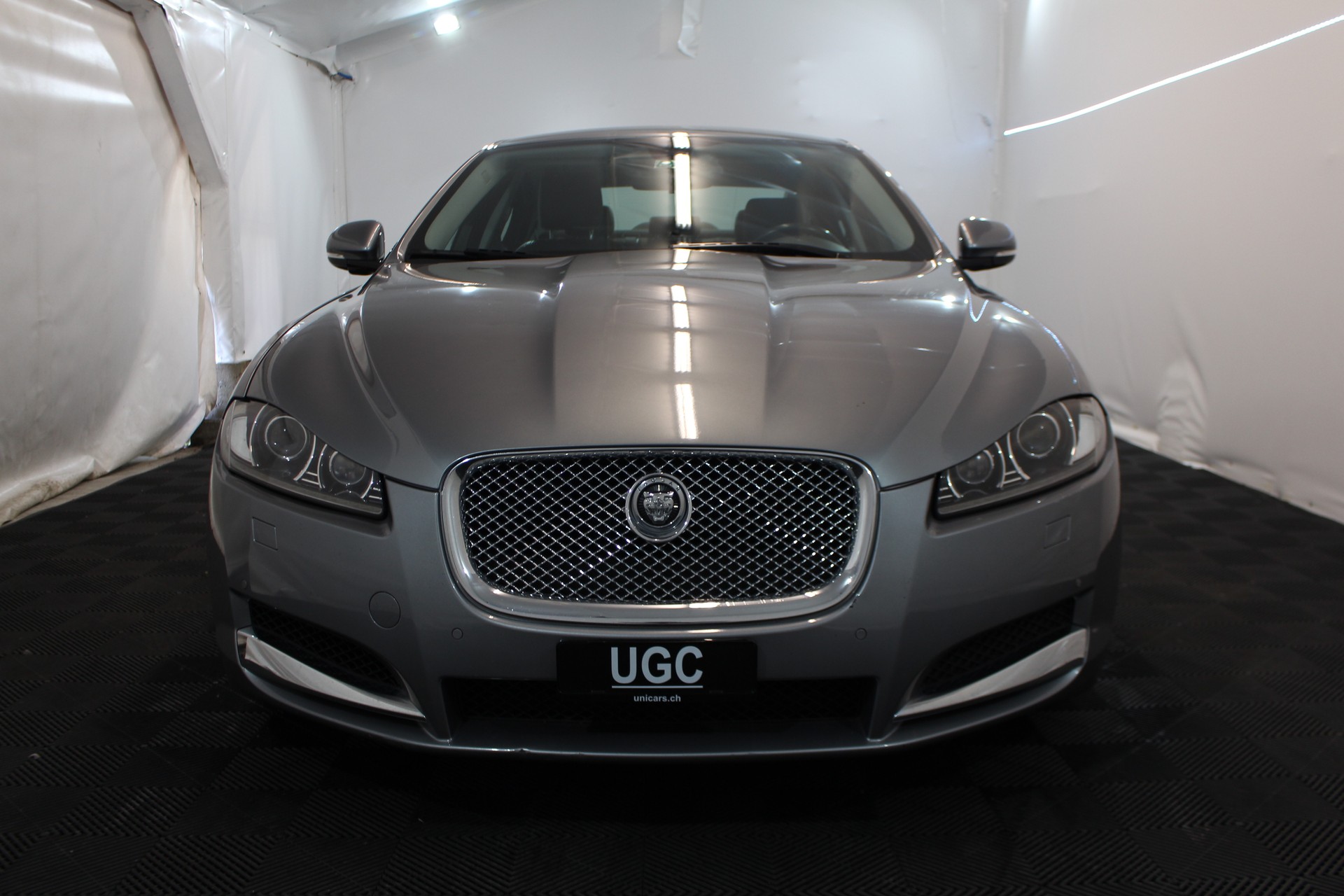JAGUAR XF 2.2d-showroom-element-1