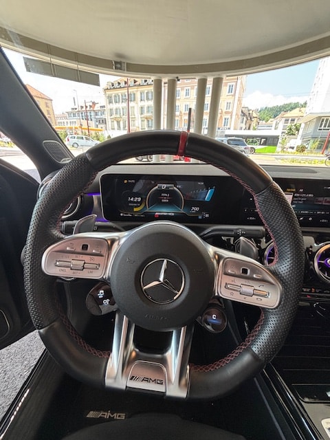 MERCEDES-BENZ A 35 AMG 4Matic Speedshift-image-3