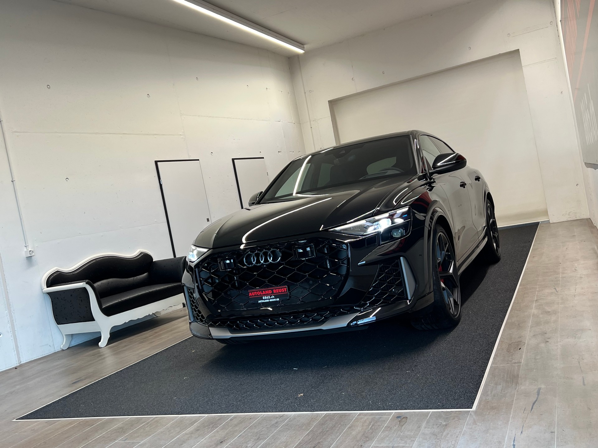 AUDI RSQ8 performance quattro-showroom-element-2