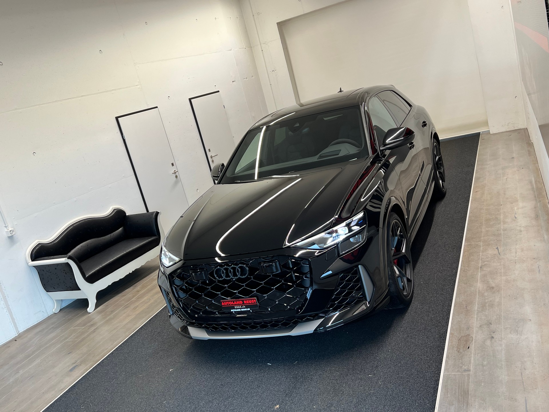 AUDI RSQ8 performance quattro-showroom-element-3