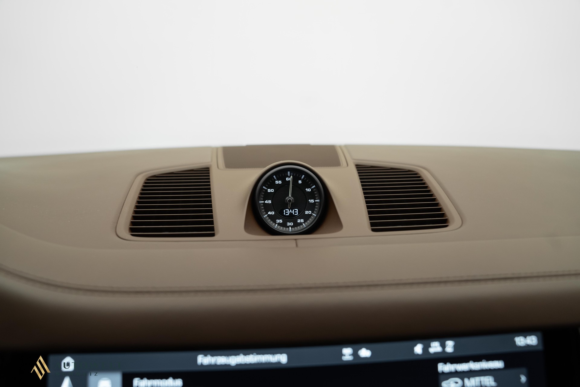 PORSCHE Cayenne Coupé E-Hybrid-image-12