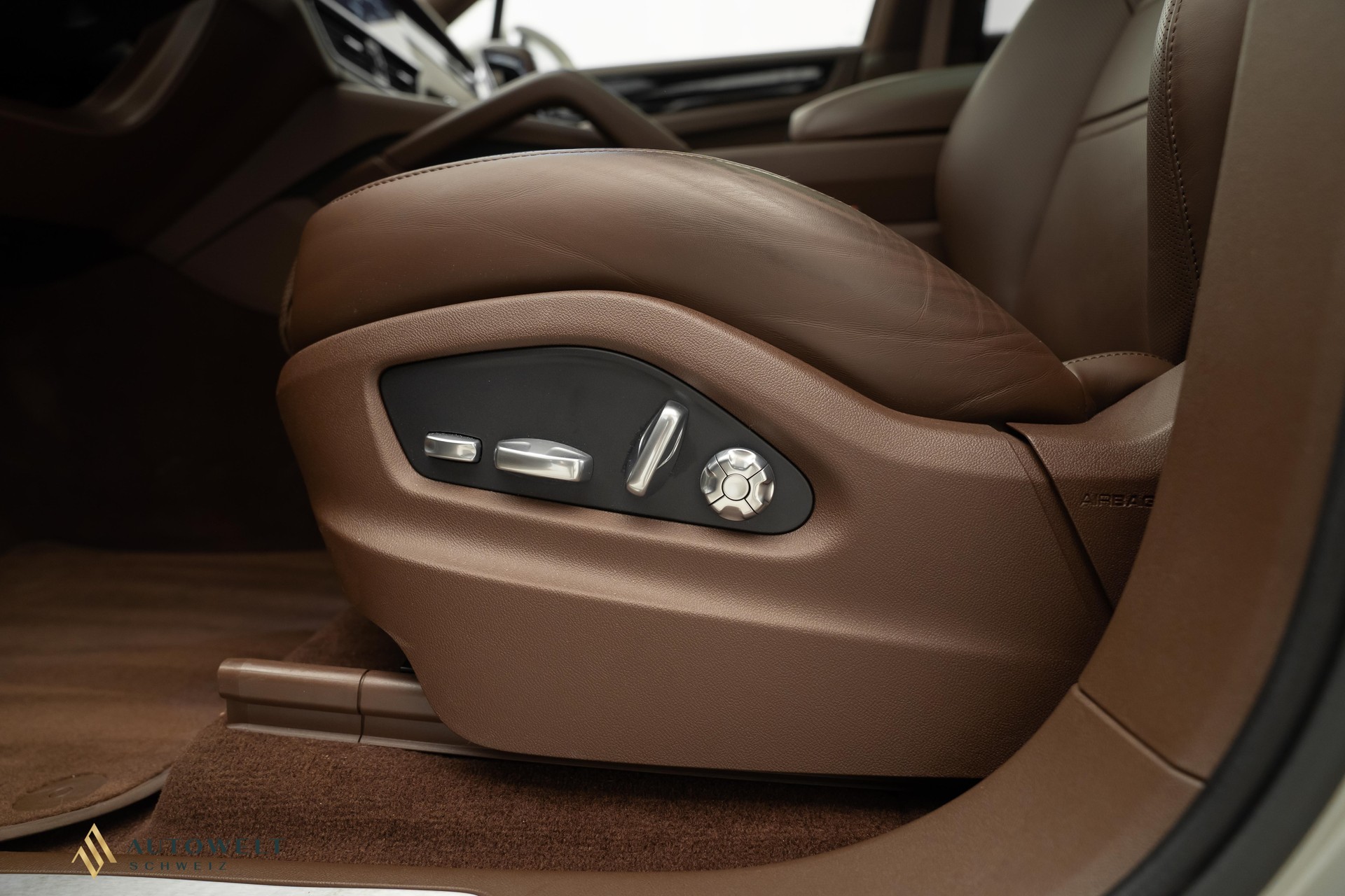 PORSCHE Cayenne Coupé E-Hybrid-image-15