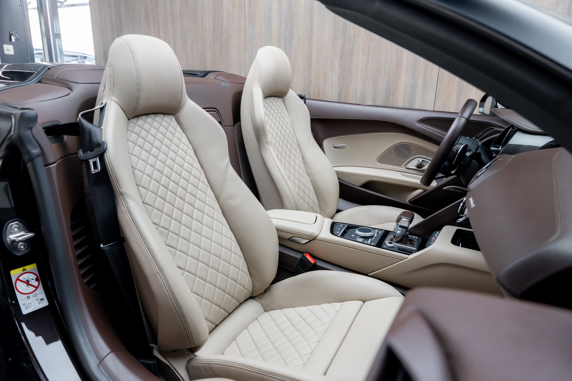 AUDI R8 Spyder 5.2 plus S-Tronic-showroom-element-3