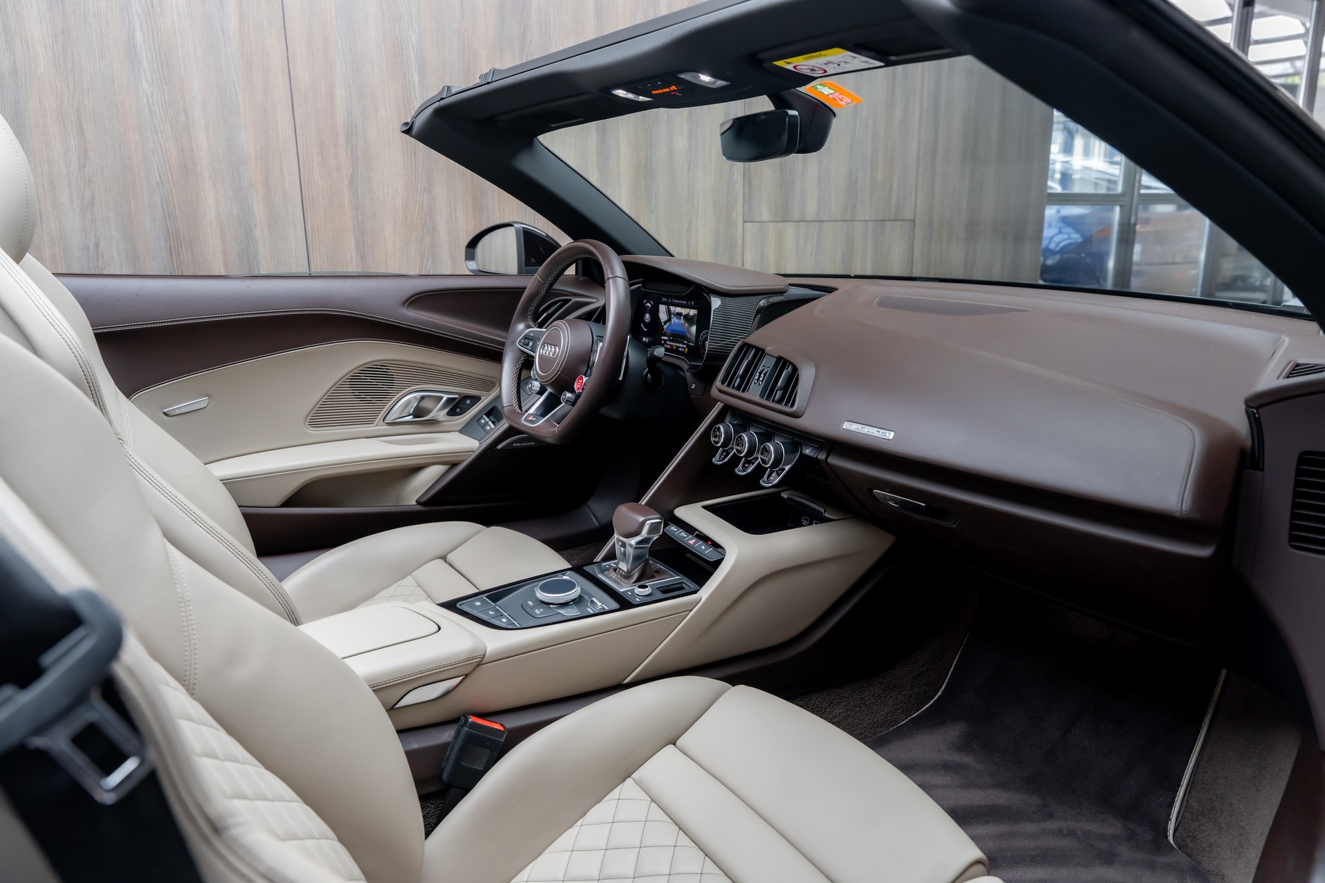 AUDI R8 Spyder 5.2 plus S-Tronic-showroom-element-2