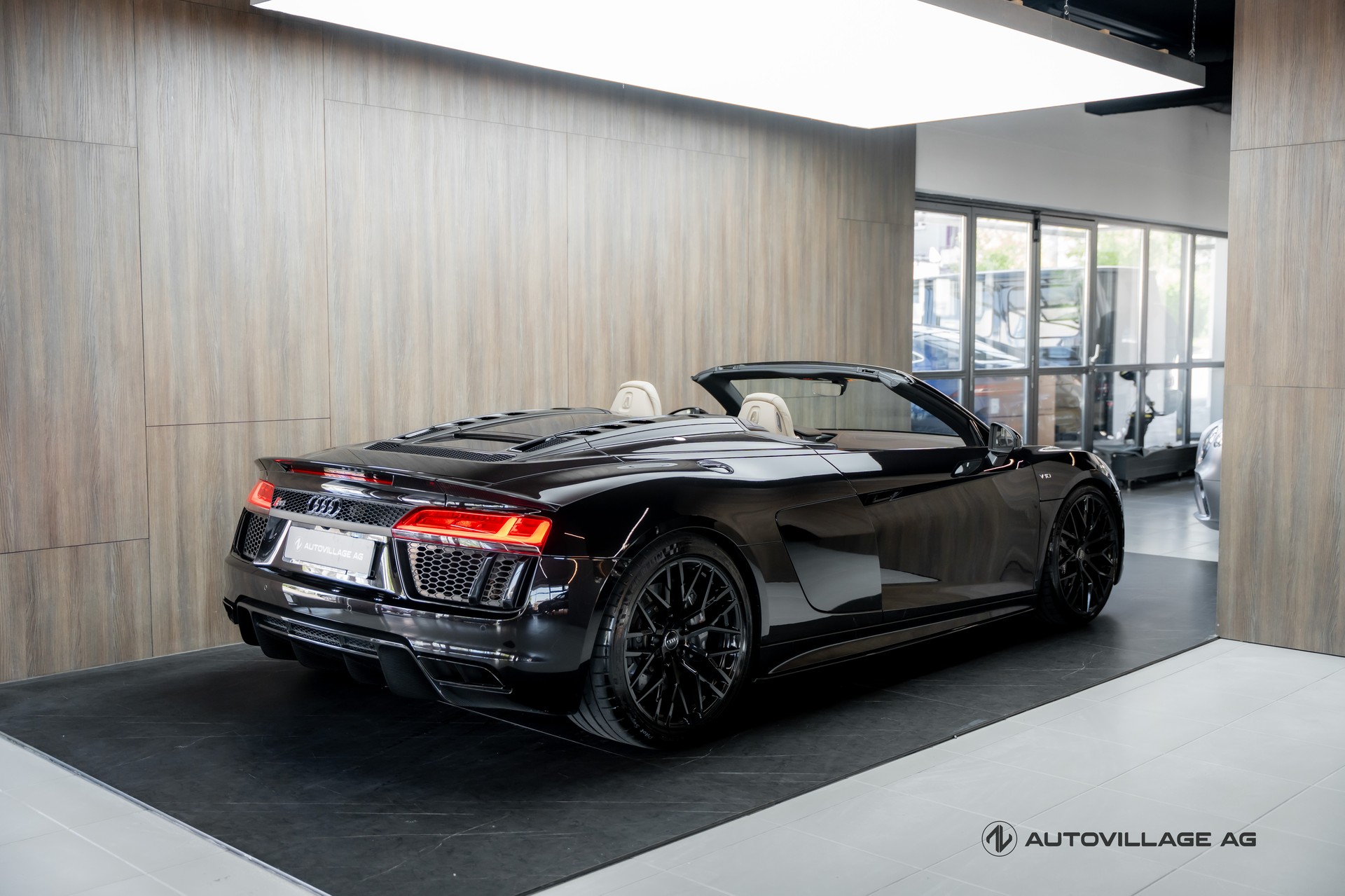 AUDI R8 Spyder 5.2 plus S-Tronic-showroom-element-1