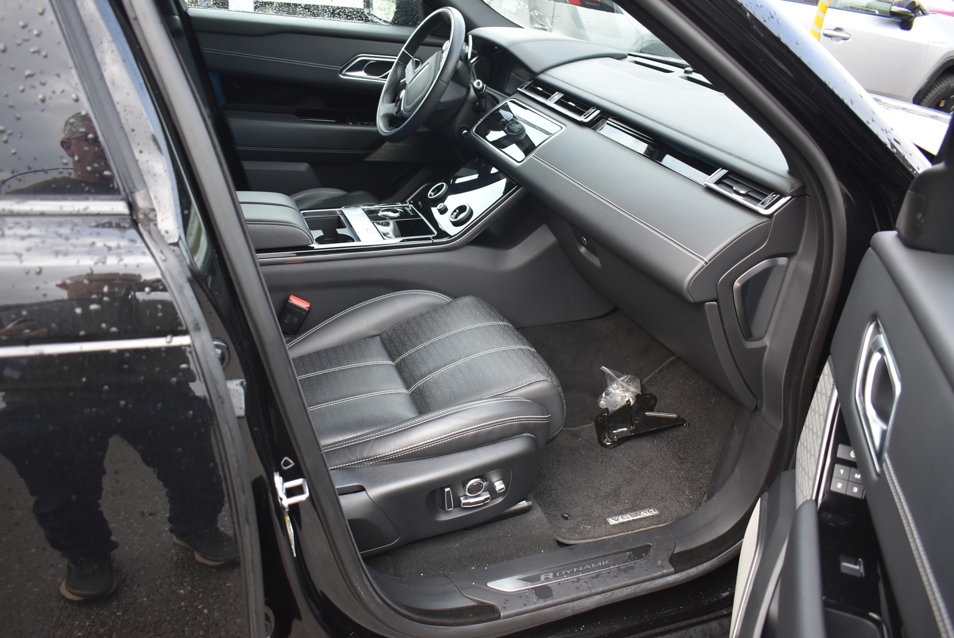 LAND ROVER Range Rover Velar R-Dynamic D 300 Automatic-image-4