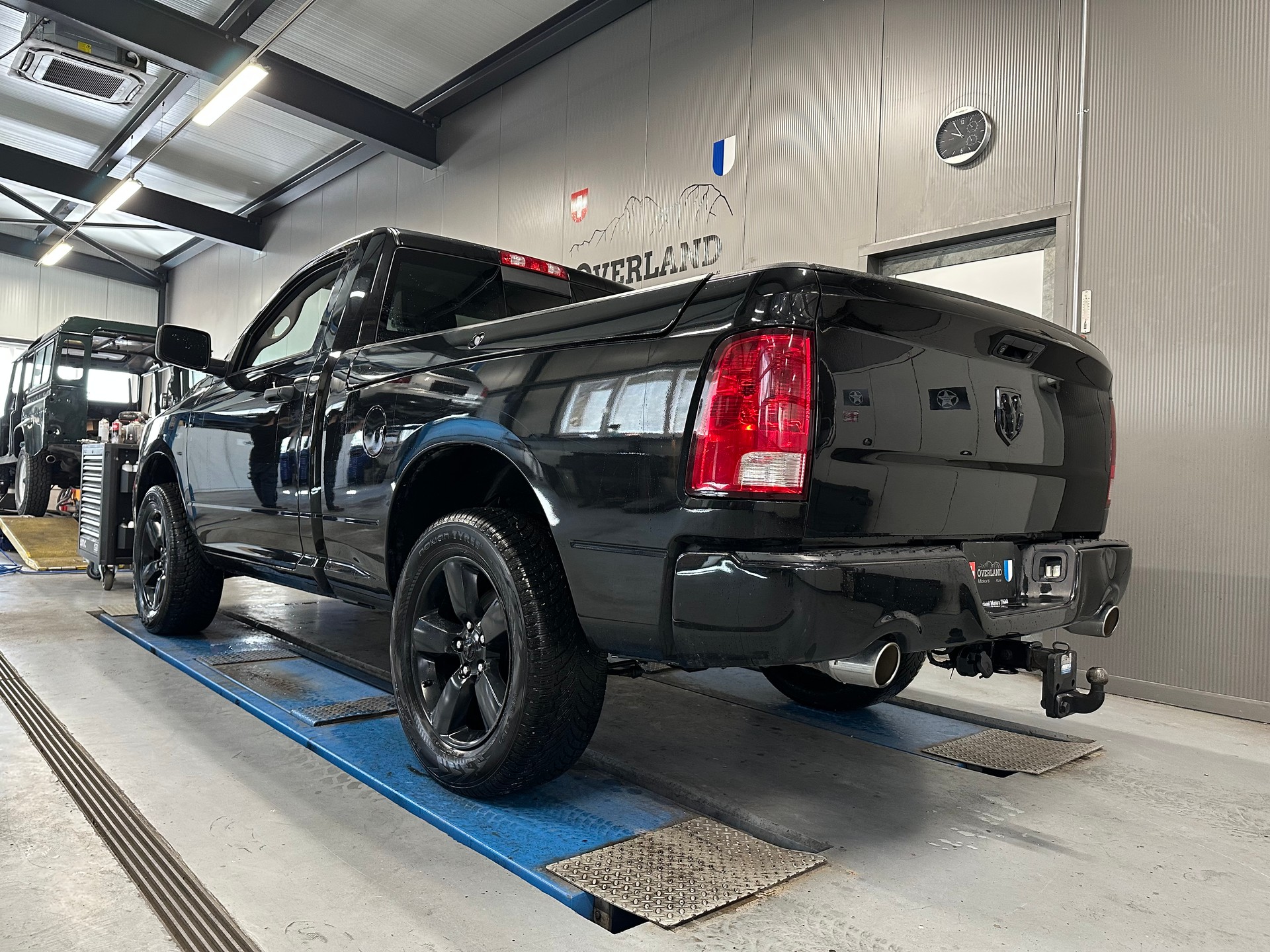 DODGE HEMI V8 4X4-showroom-element-3