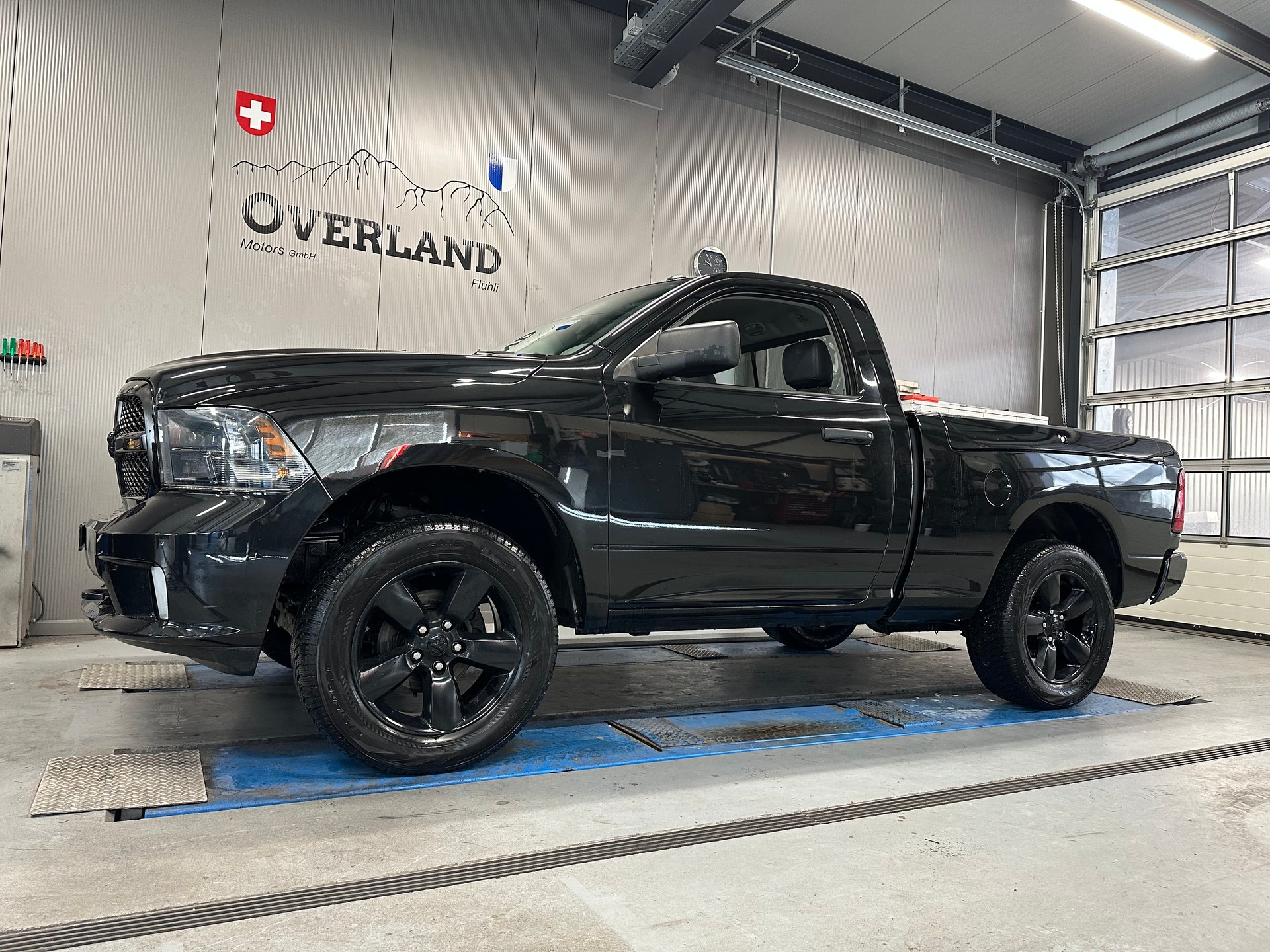 DODGE HEMI V8 4X4-showroom-element-1