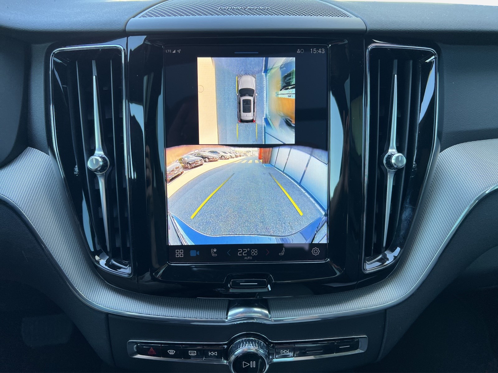 VOLVO XC60 2.0 T6 TE Plus Dark eAWD-image-12
