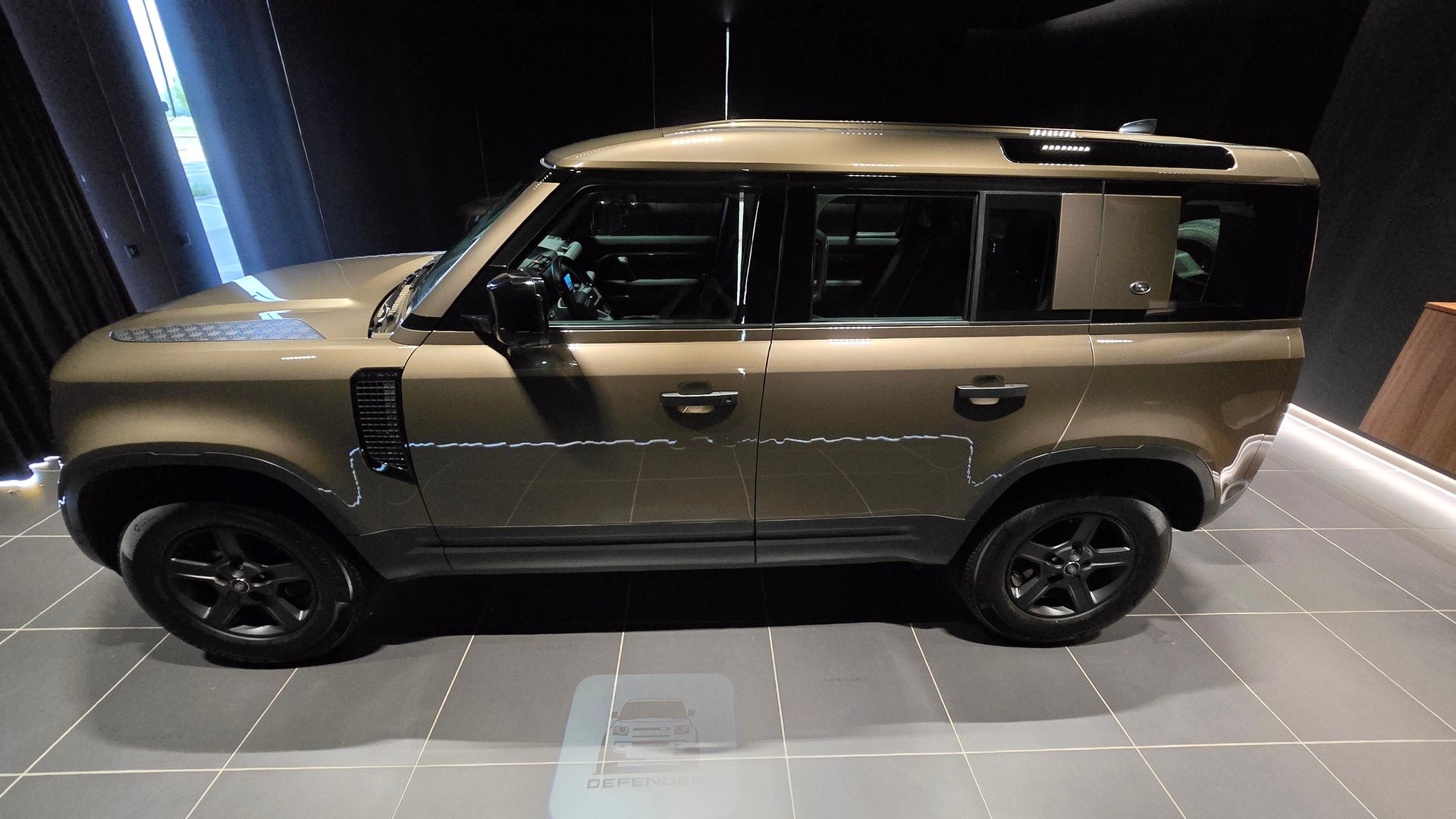 LAND ROVER Defender 110 3.0 D I6-showroom-element-1