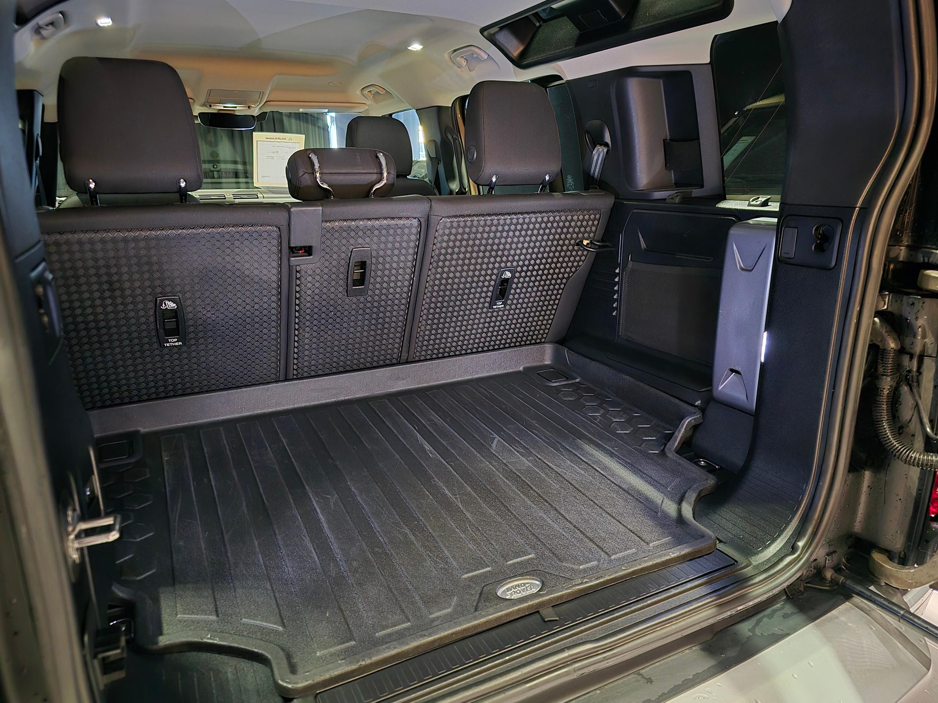 LAND ROVER Defender 110 3.0 D I6-showroom-element-3