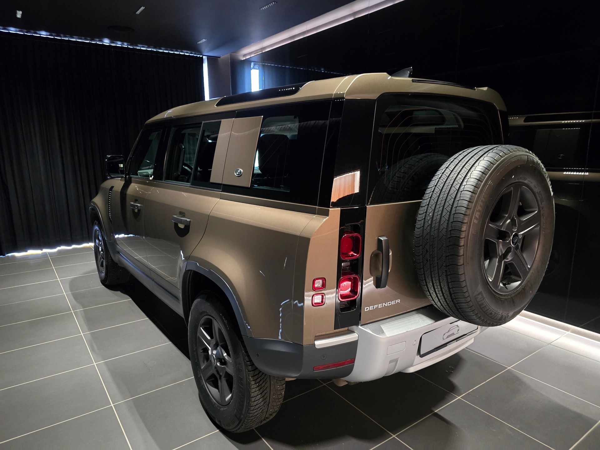 LAND ROVER Defender 110 3.0 D I6-showroom-element-2