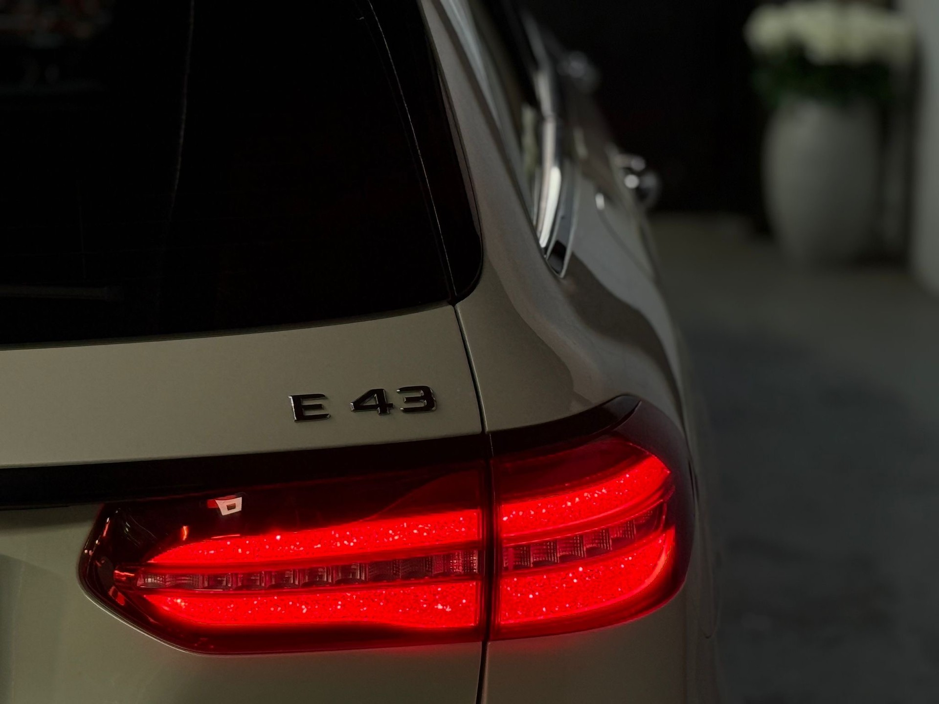 MERCEDES-BENZ E 43 AMG 4 Matic 9G-Tronic-showroom-element-3