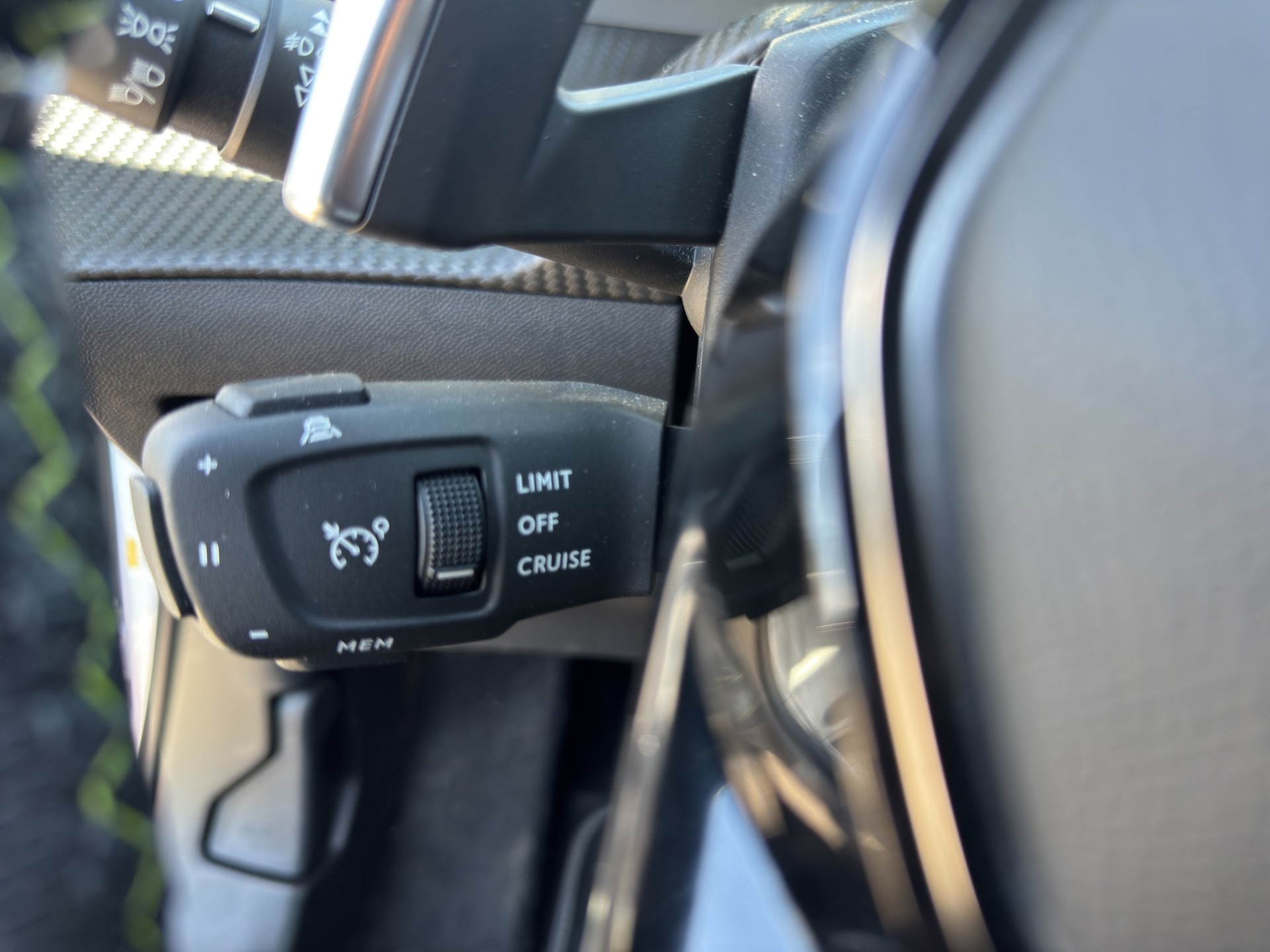 PEUGEOT 2008 1.5 BlueHDi GT EAT8-image-19