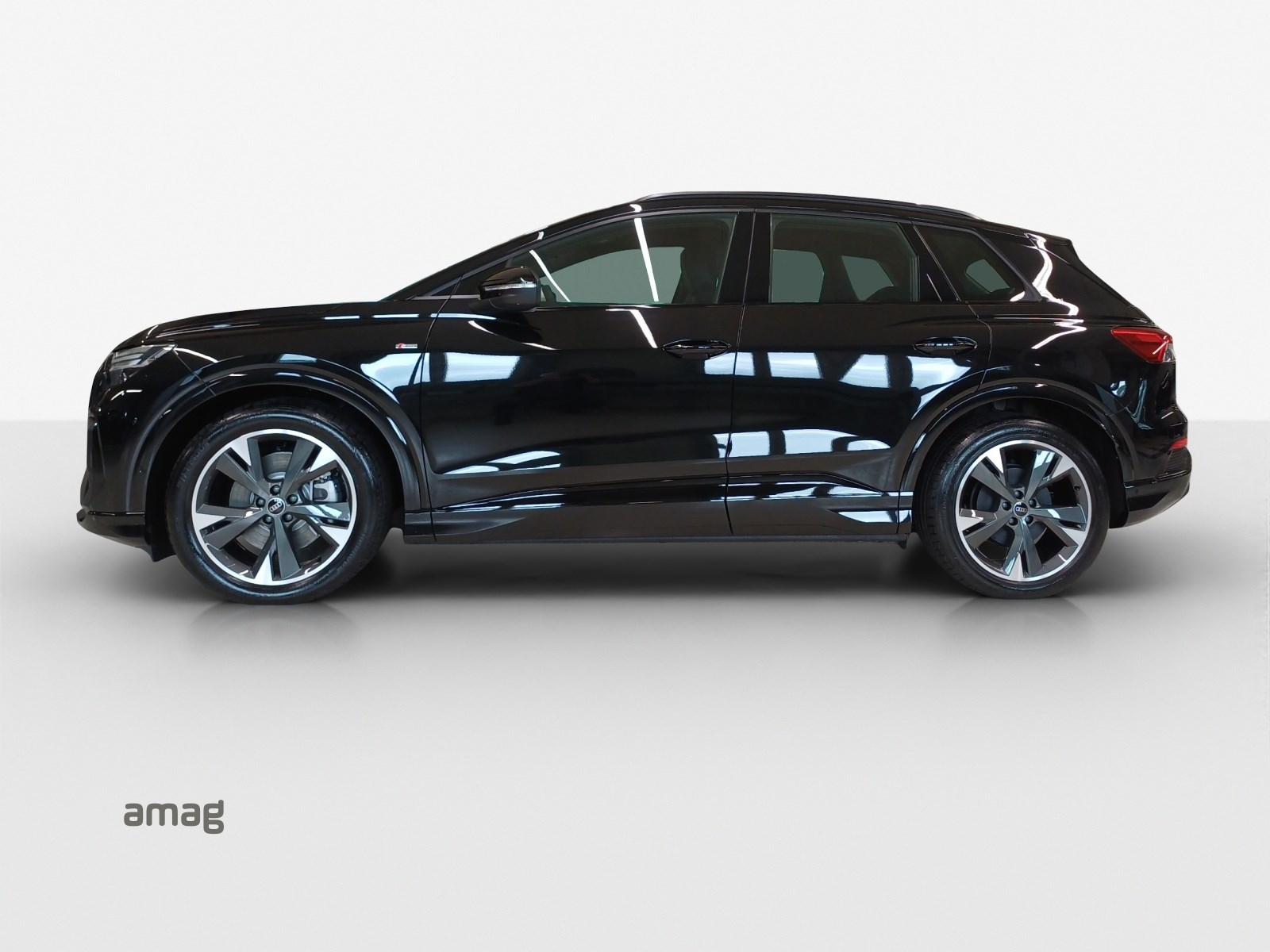 AUDI Q4 e-tron 45 quattro-showroom-element-1