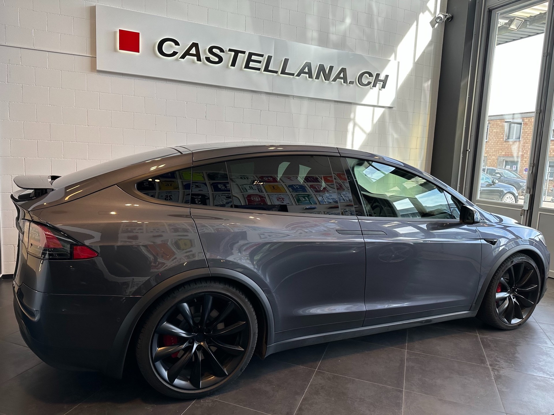 TESLA Model X Performance Ludicrous-showroom-element-3