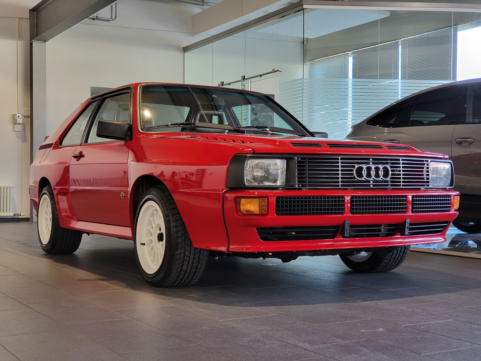 AUDI Sport quattro-showroom-element-3