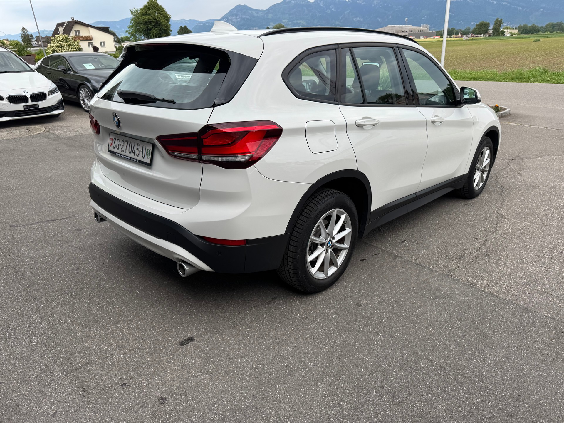 BMW X1 xDrive 18d Essential Edition Steptronic-showroom-element-3