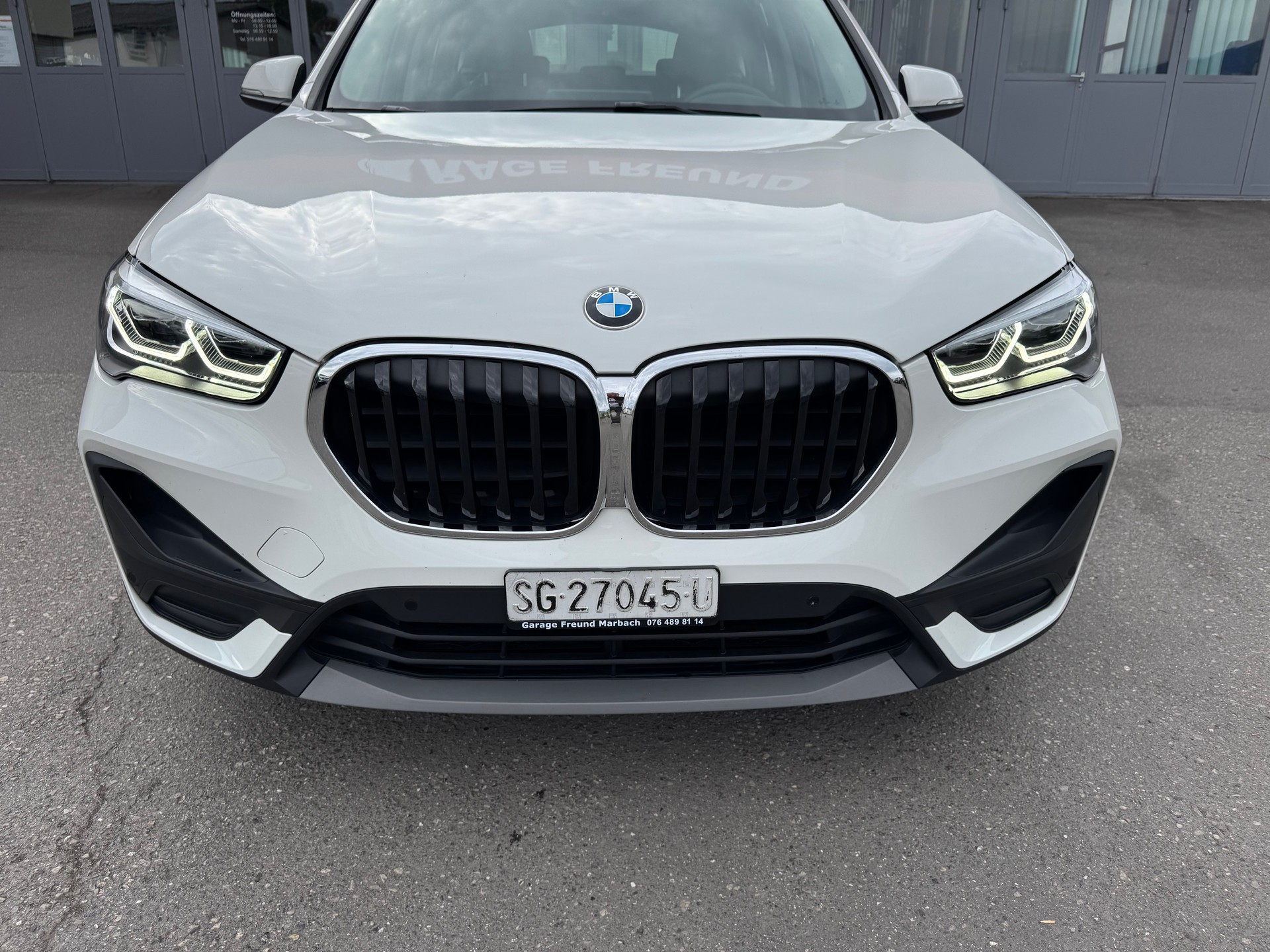 BMW X1 xDrive 18d Essential Edition Steptronic-showroom-element-2