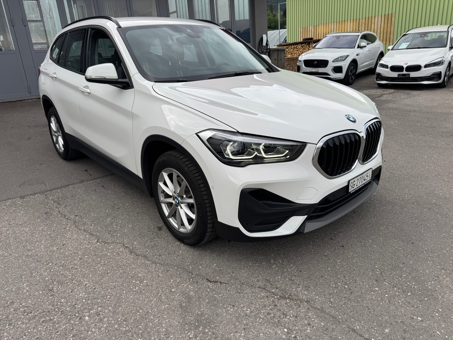 BMW X1 xDrive 18d Essential Edition Steptronic-showroom-element-1