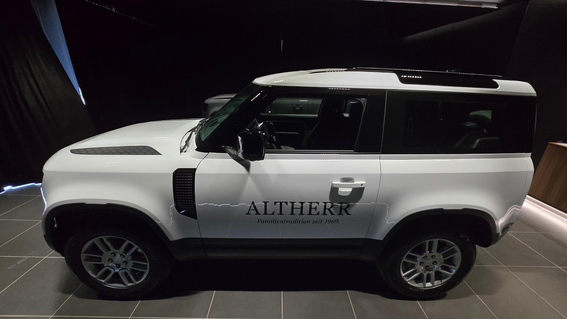 LAND ROVER Defender 90 3.0 D I6 250 S-showroom-element-1