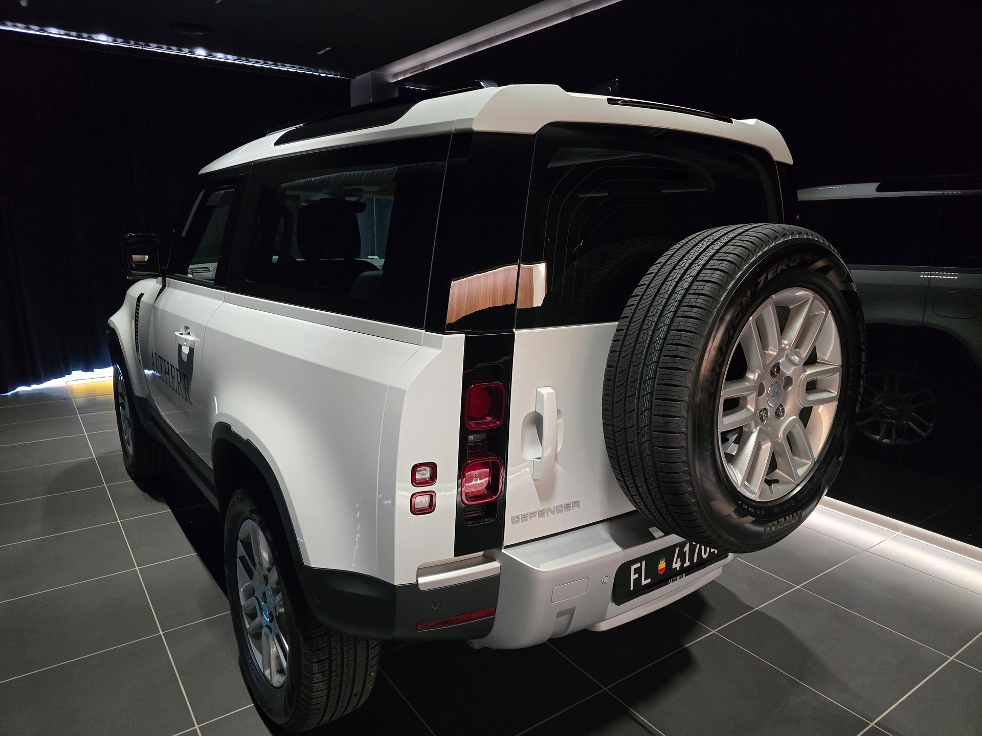 LAND ROVER Defender 90 3.0 D I6 250 S-showroom-element-2