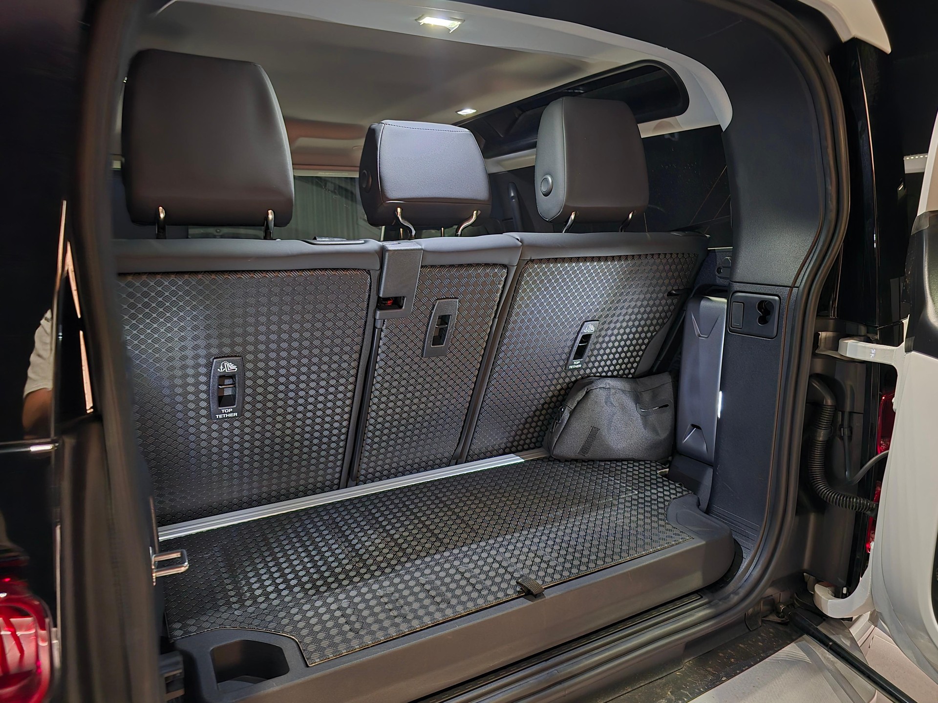 LAND ROVER Defender 90 3.0 D I6 250 S-showroom-element-3