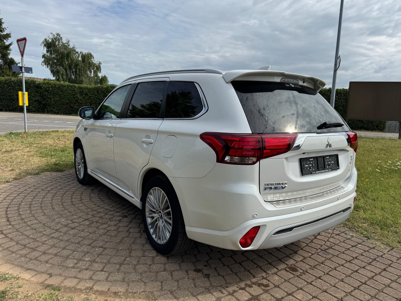 MITSUBISHI Outlander 2.4 PHEV Diamond S-Edition 4WD Automatic-showroom-element-3