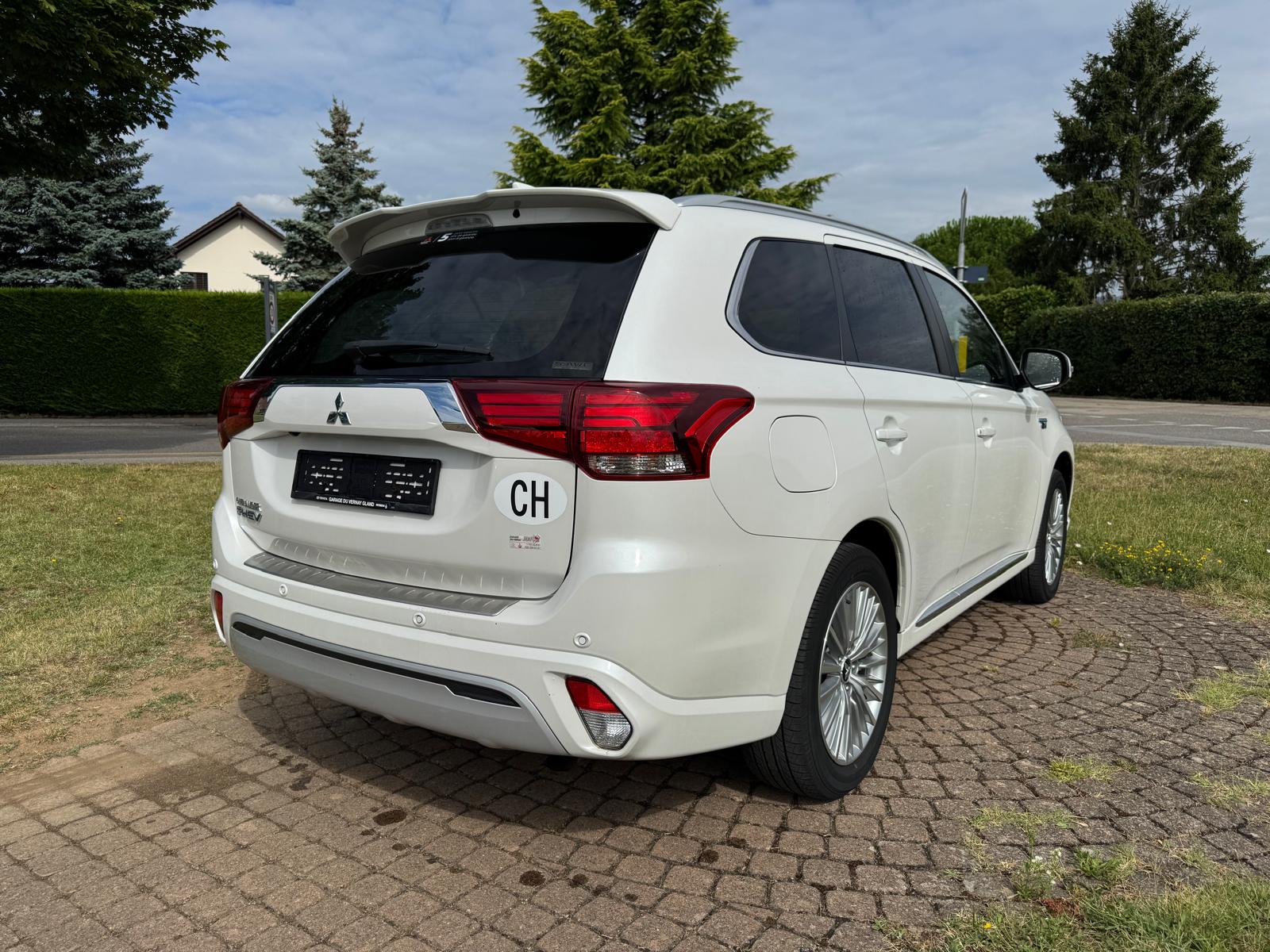 MITSUBISHI Outlander 2.4 PHEV Diamond S-Edition 4WD Automatic-showroom-element-2