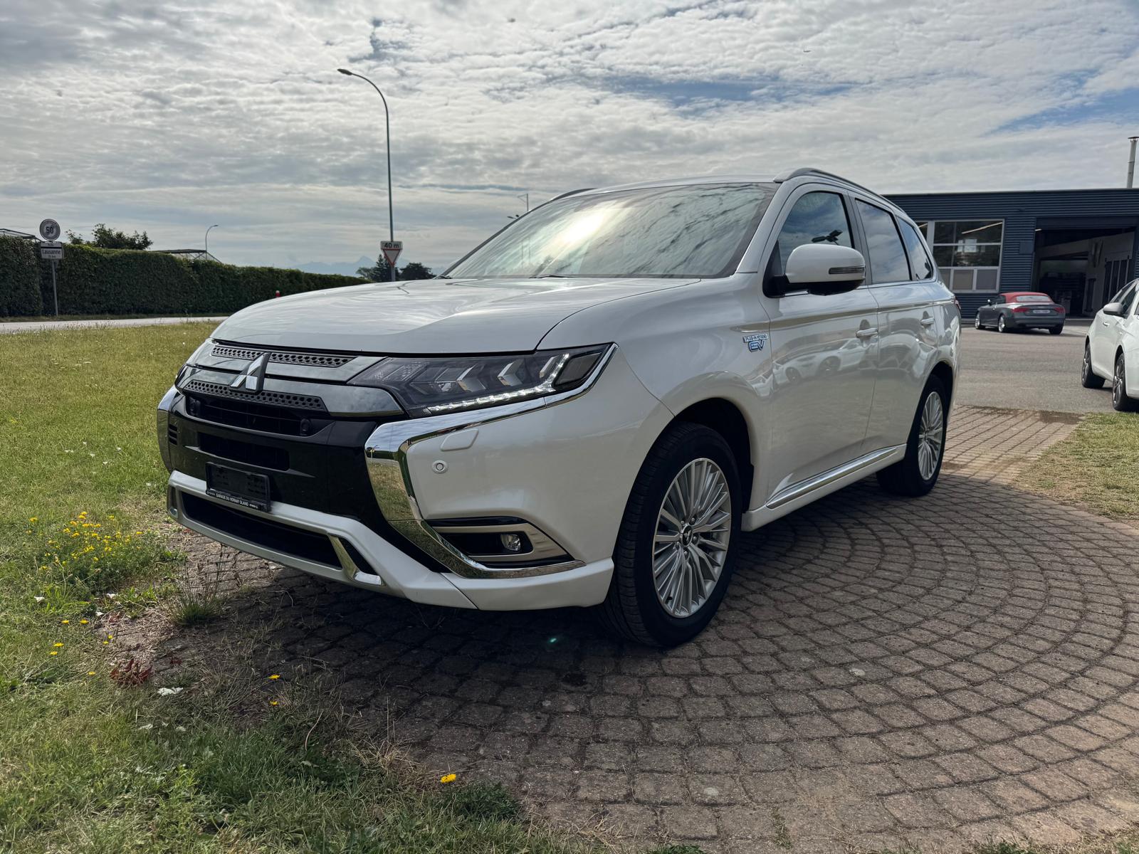 MITSUBISHI Outlander 2.4 PHEV Diamond S-Edition 4WD Automatic