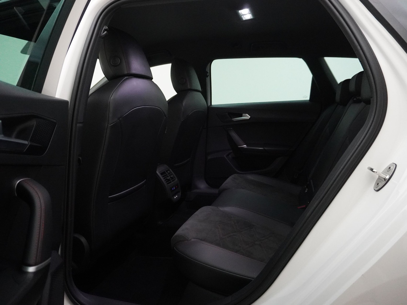 SEAT LEON ST 2.0 TDI DSG FR-image-9