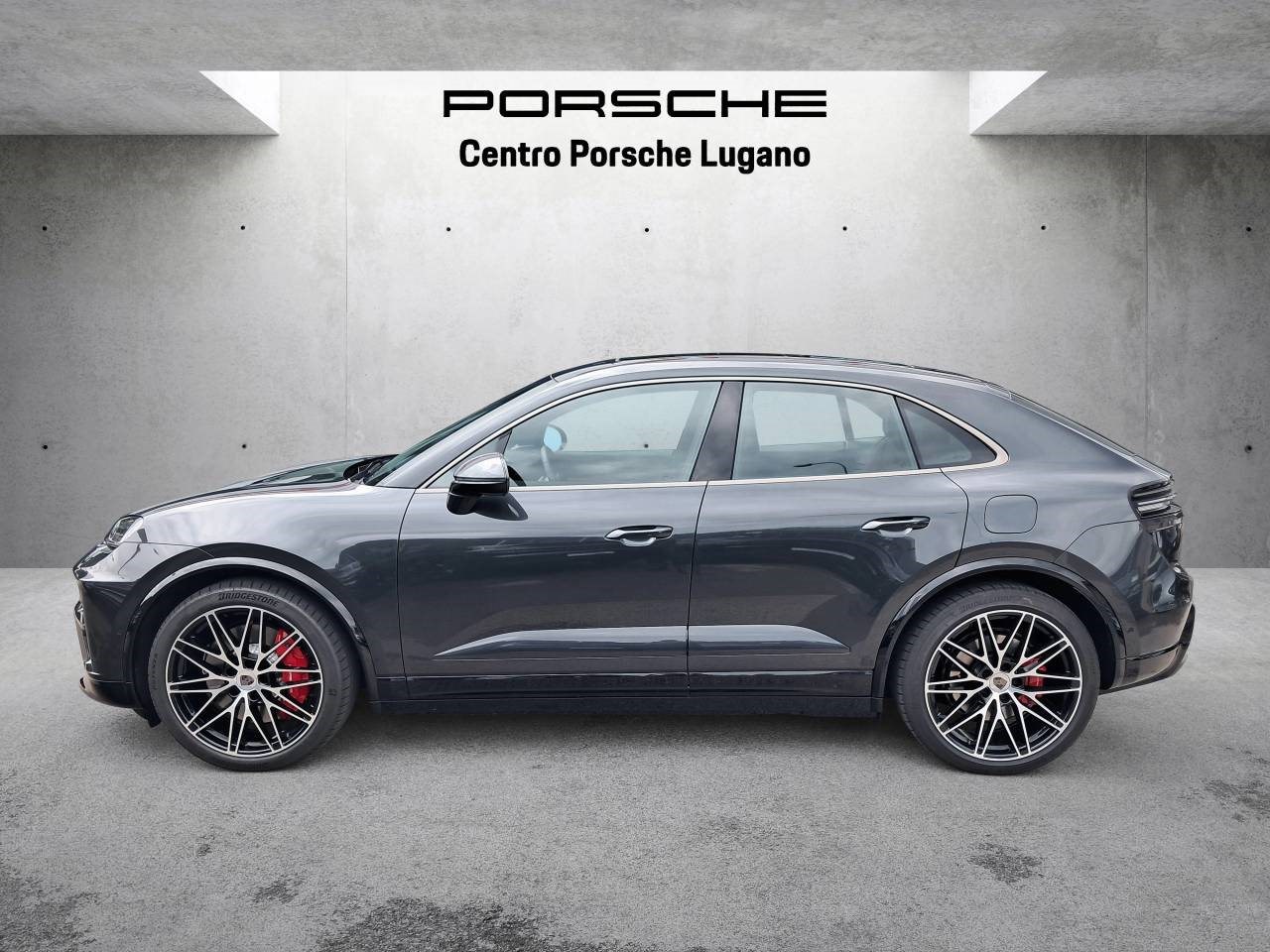 PORSCHE MACAN Turbo-showroom-element-1