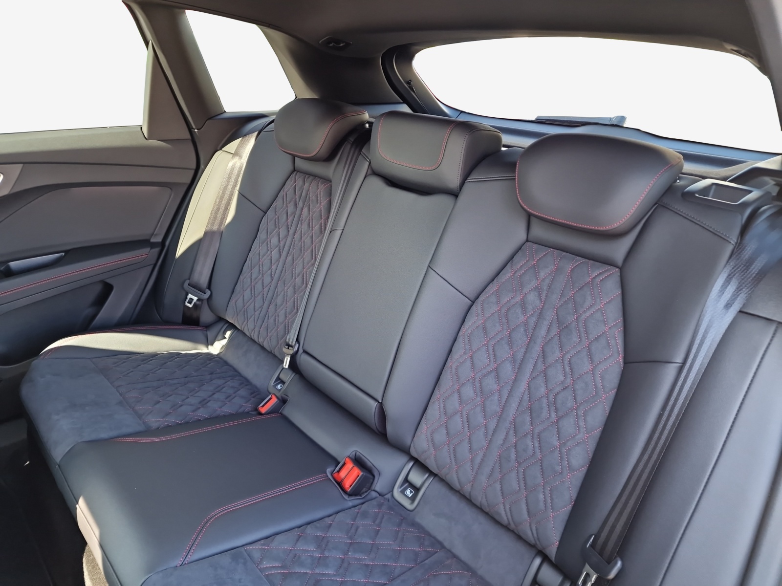 AUDI Q4 e-tron 45 quattro-image-11