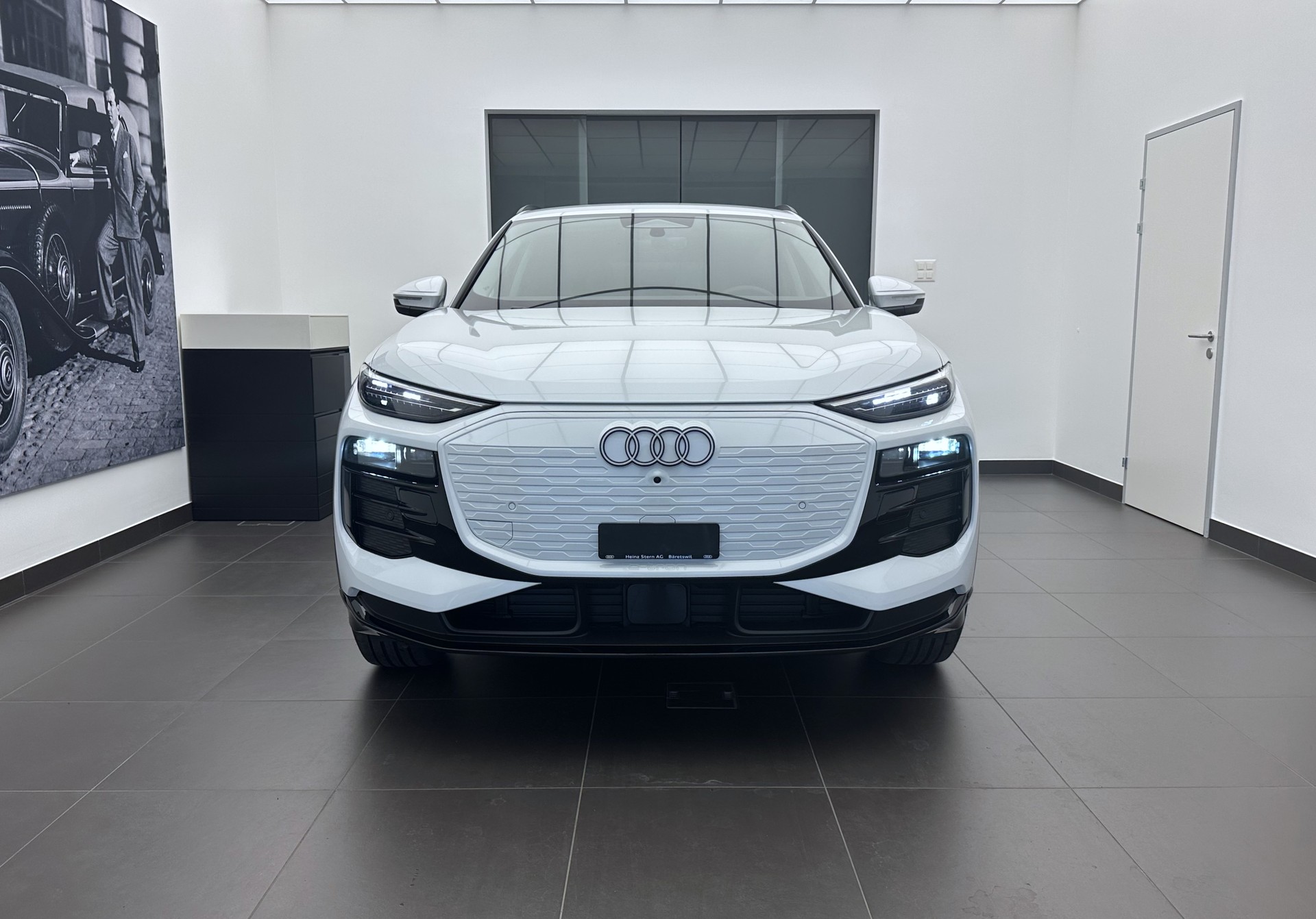 AUDI Q6 e-tron performance-showroom-element-1