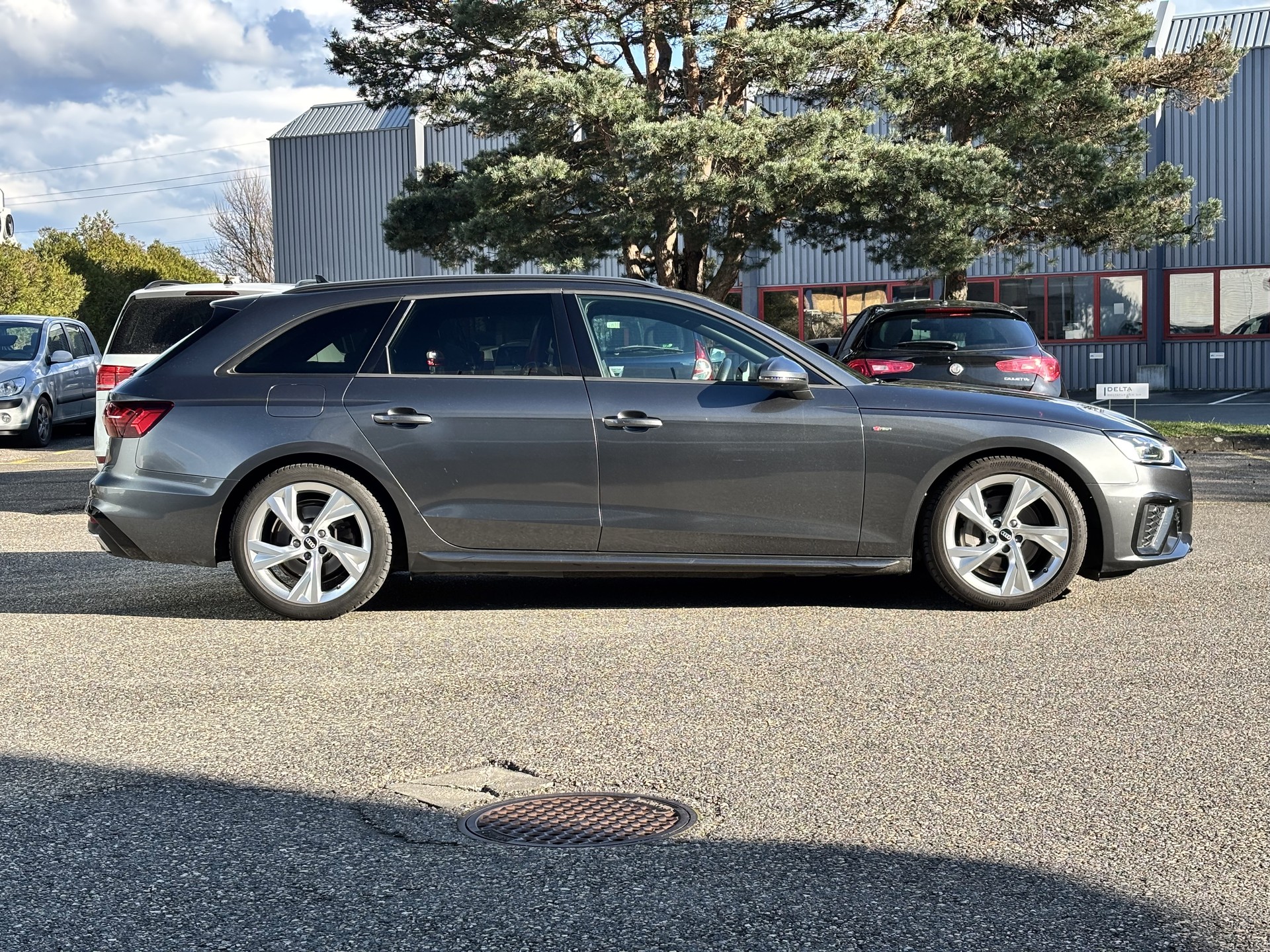 AUDI A4 Avant 40 TDI S line quattro S-tronic-image-4