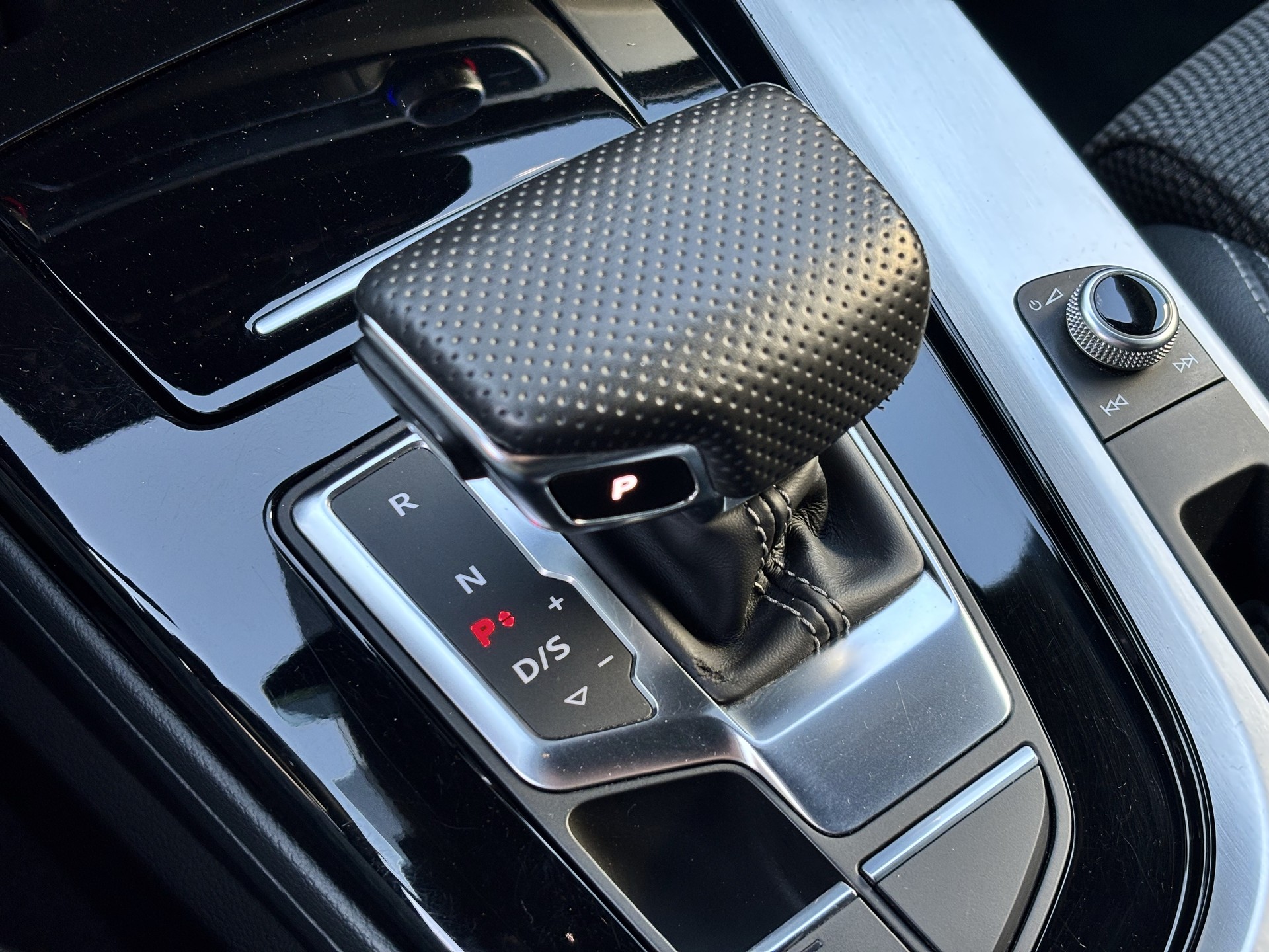 AUDI A4 Avant 40 TDI S line quattro S-tronic-image-24