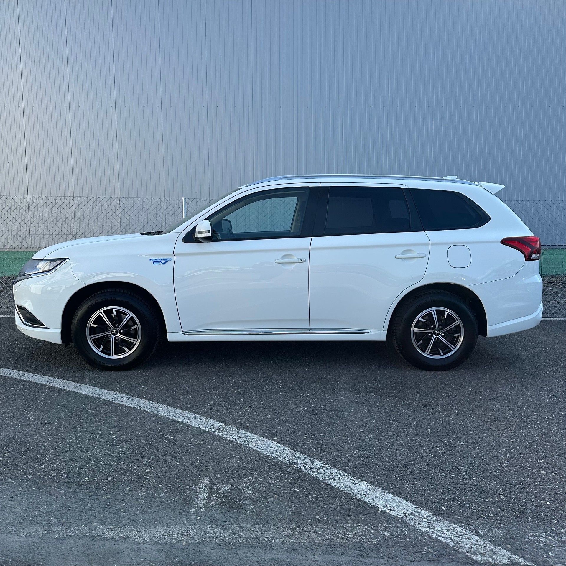 MITSUBISHI Outlander 2.4 PHEV Value 4WD Automatic-showroom-element-3