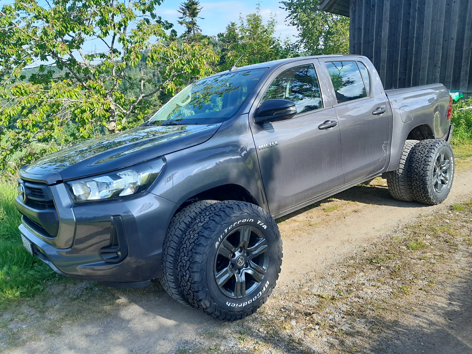 TOYOTA HI-LUX 2,4 DC 4x4, / grau metallic / inkl. AHK 3,5 T + Wanne ! ALU, ROLLO, Offroadpneu optional !! * Bestpreis CH * 3x lagernd *
