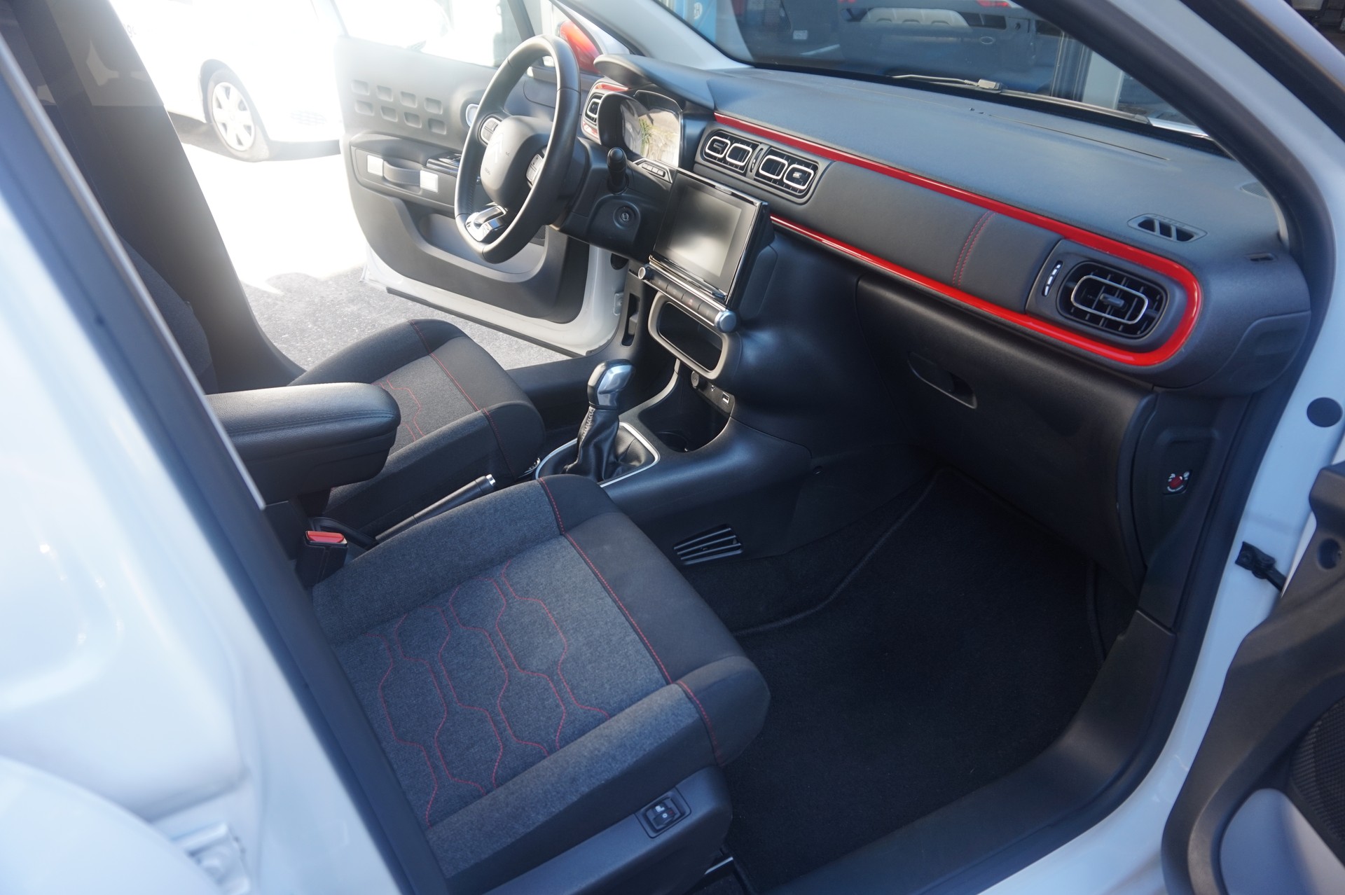 CITROEN C3 1.2i PureTech Shine-image-11