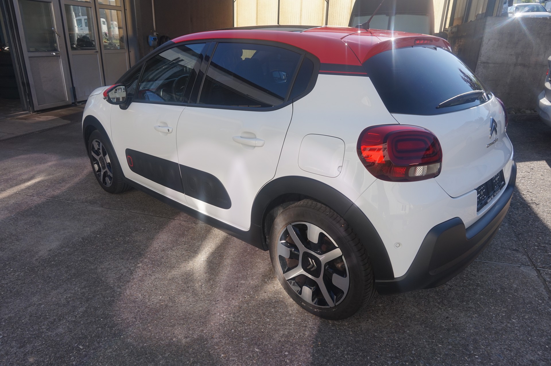 CITROEN C3 1.2i PureTech Shine-image-3