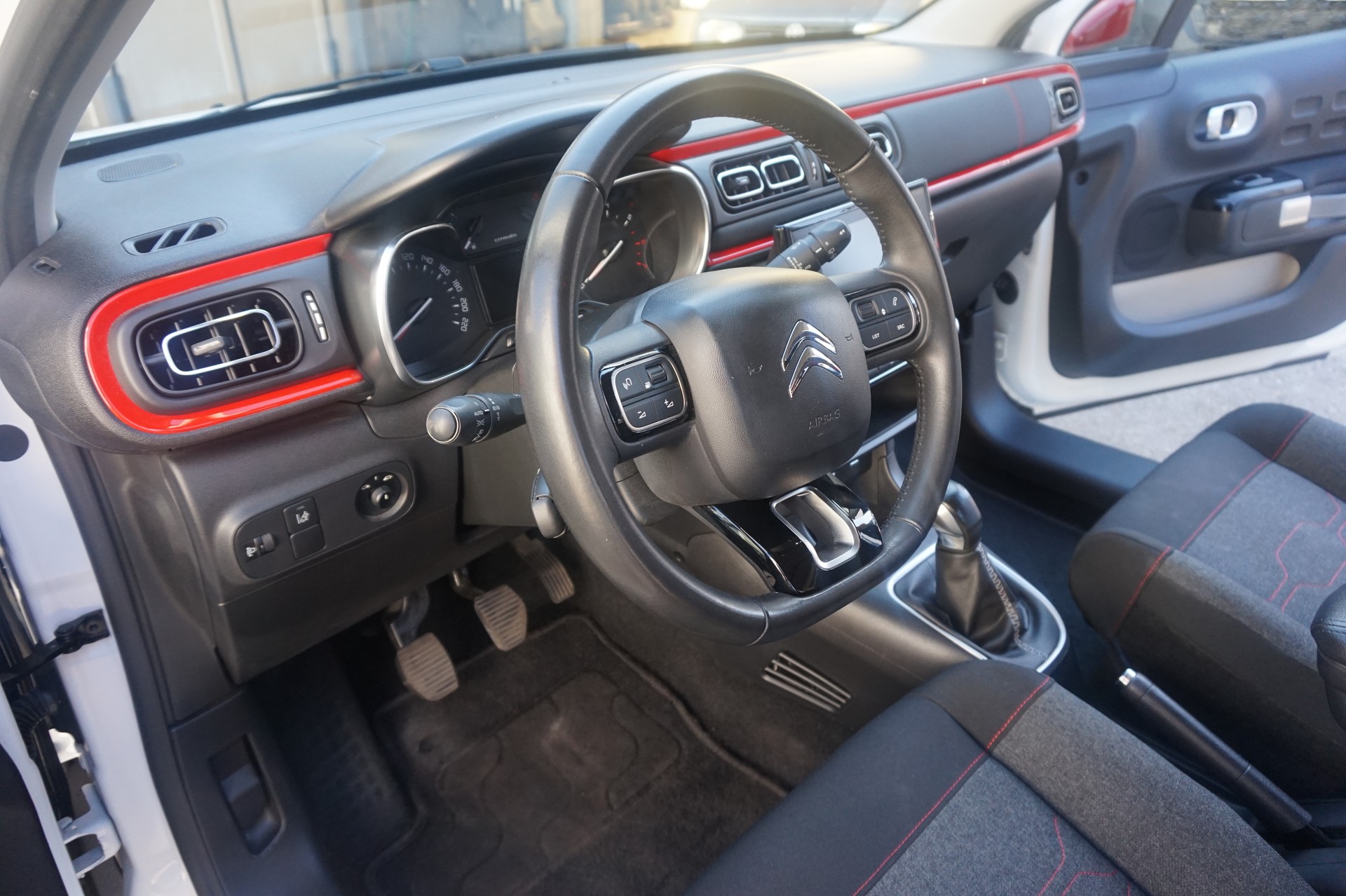 CITROEN C3 1.2i PureTech Shine-image-9