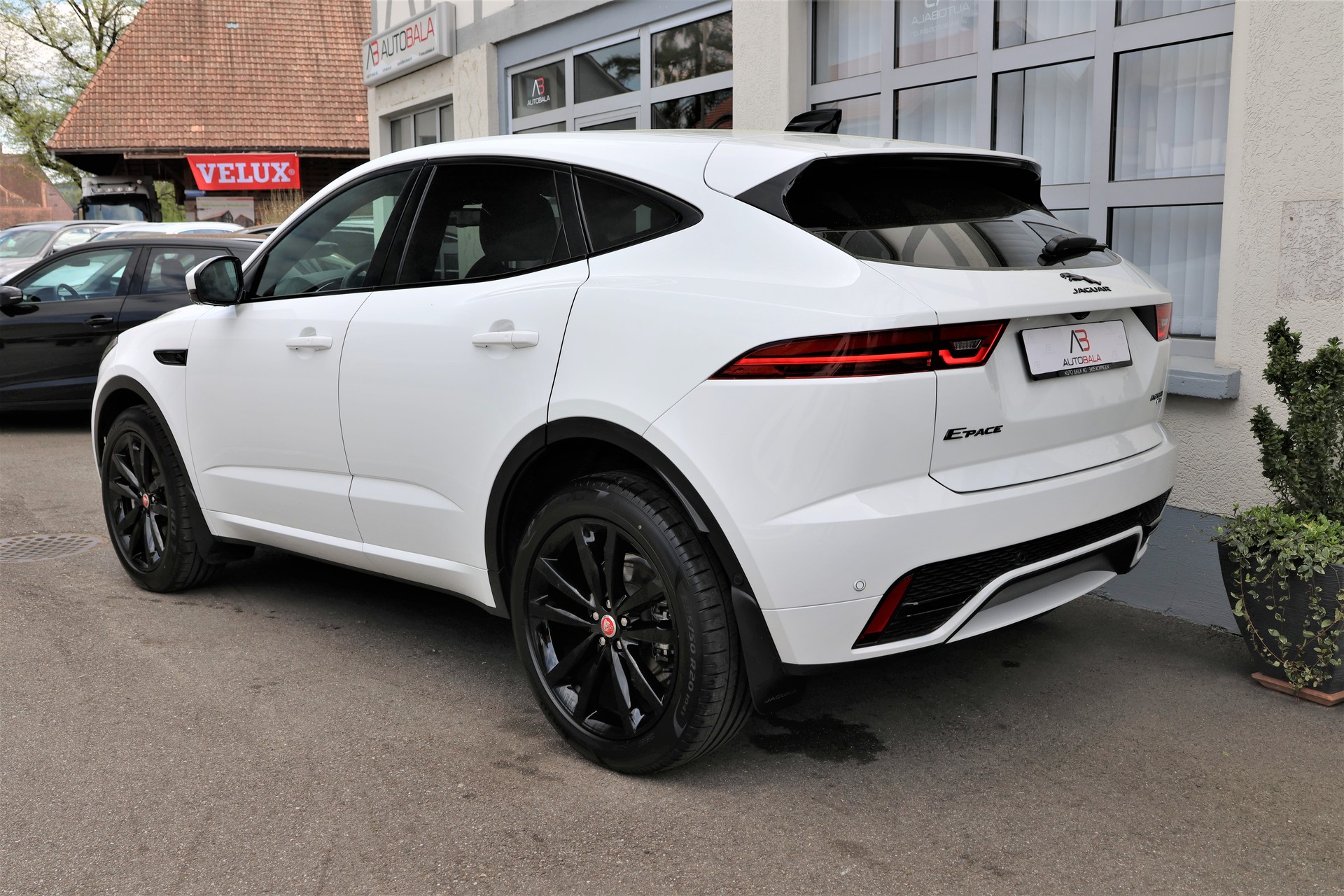 JAGUAR E-Pace 2.0d D200 R-Dynamic AWD SE (CH)-showroom-element-3