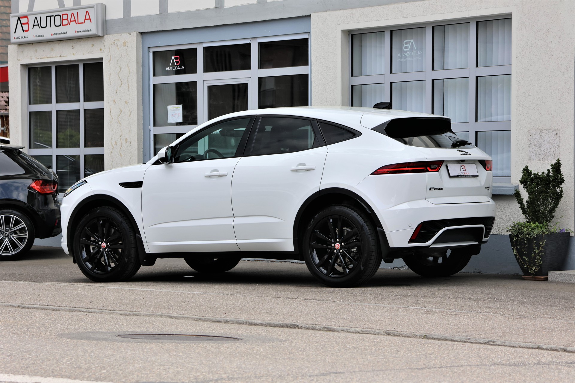 JAGUAR E-Pace 2.0d D200 R-Dynamic AWD SE (CH)-showroom-element-2