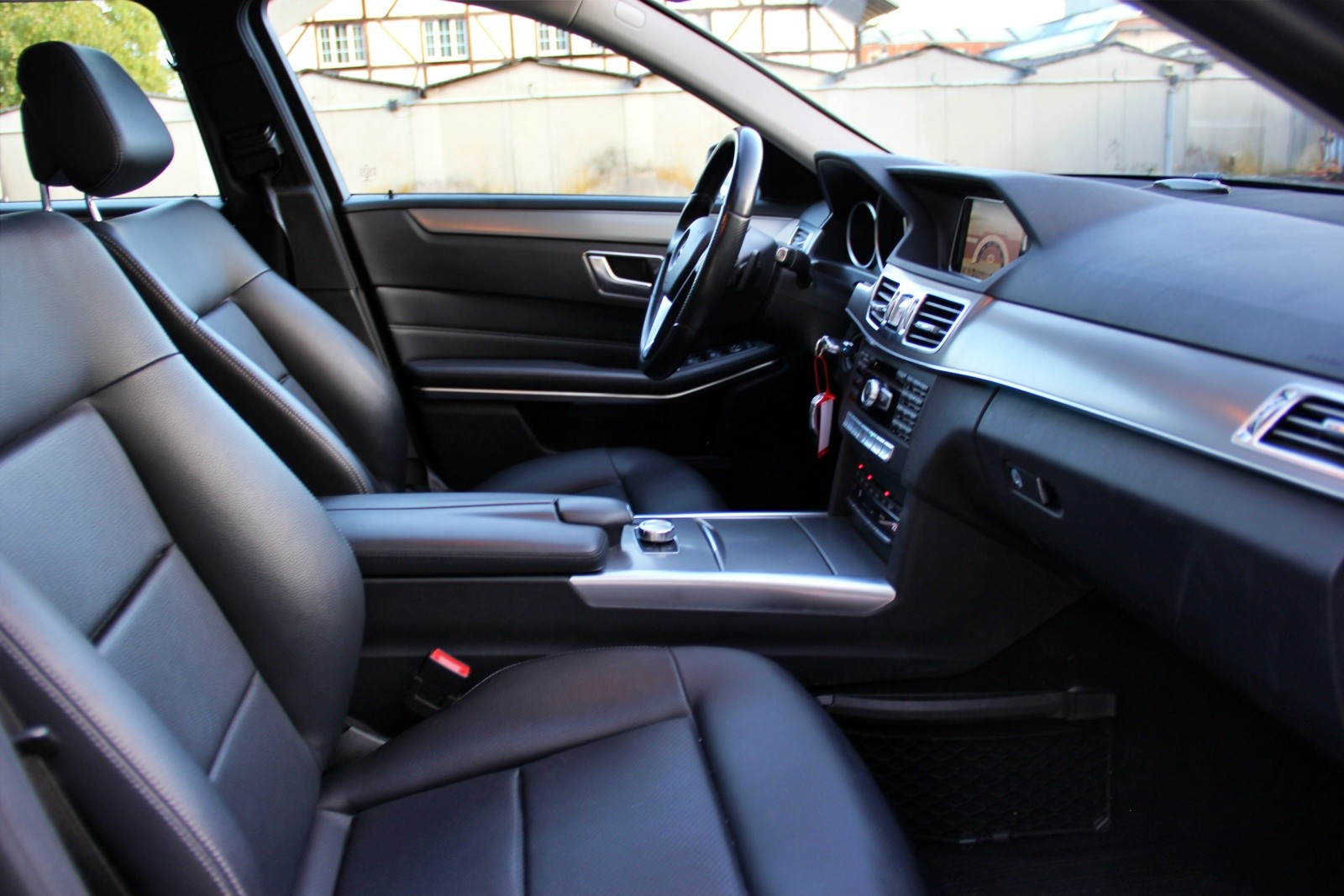 MERCEDES-BENZ E 250 BlueTEC Avantgarde 4Matic 7G-Tronic-image-11