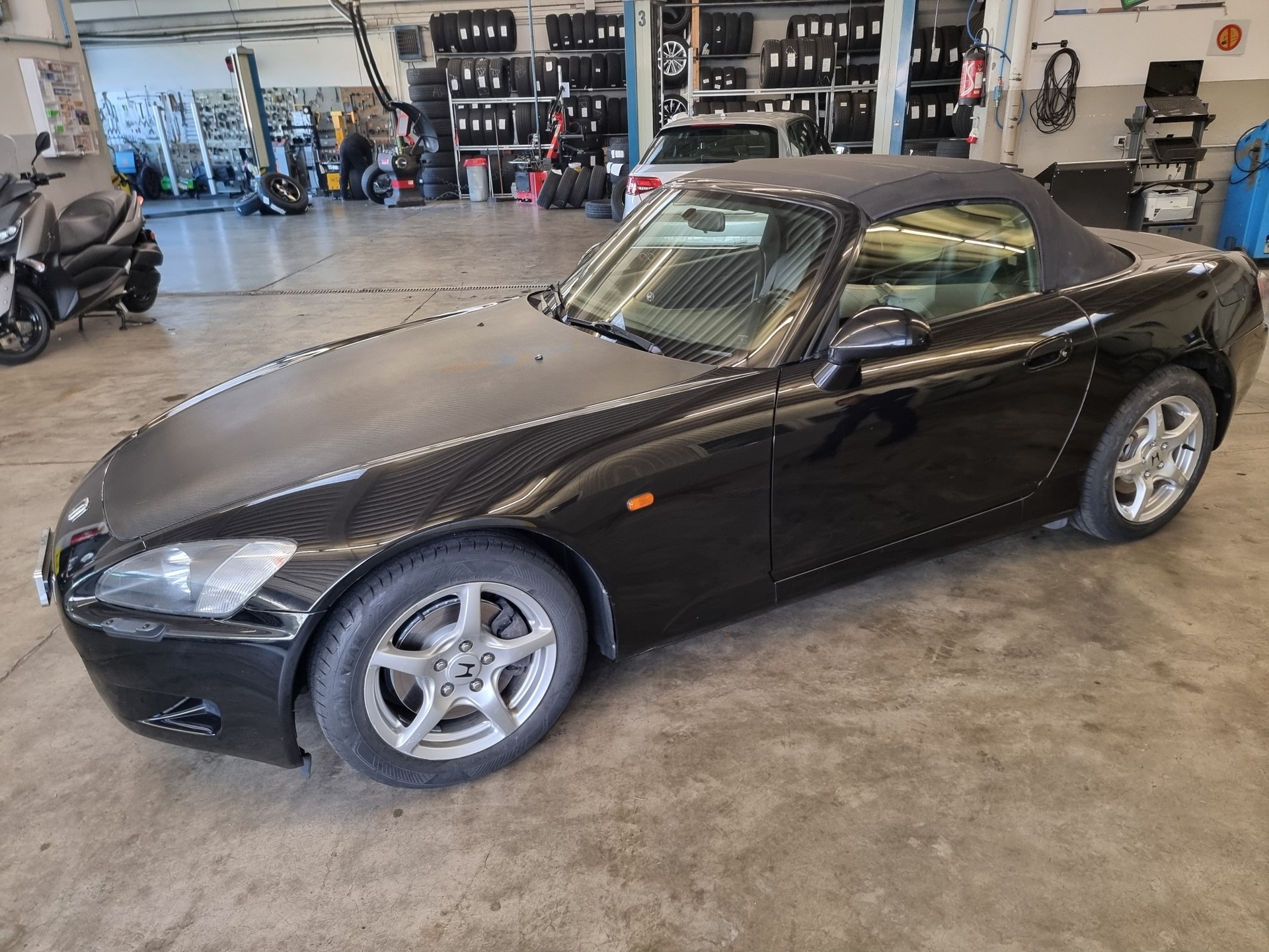 HONDA S2000-showroom-element-1