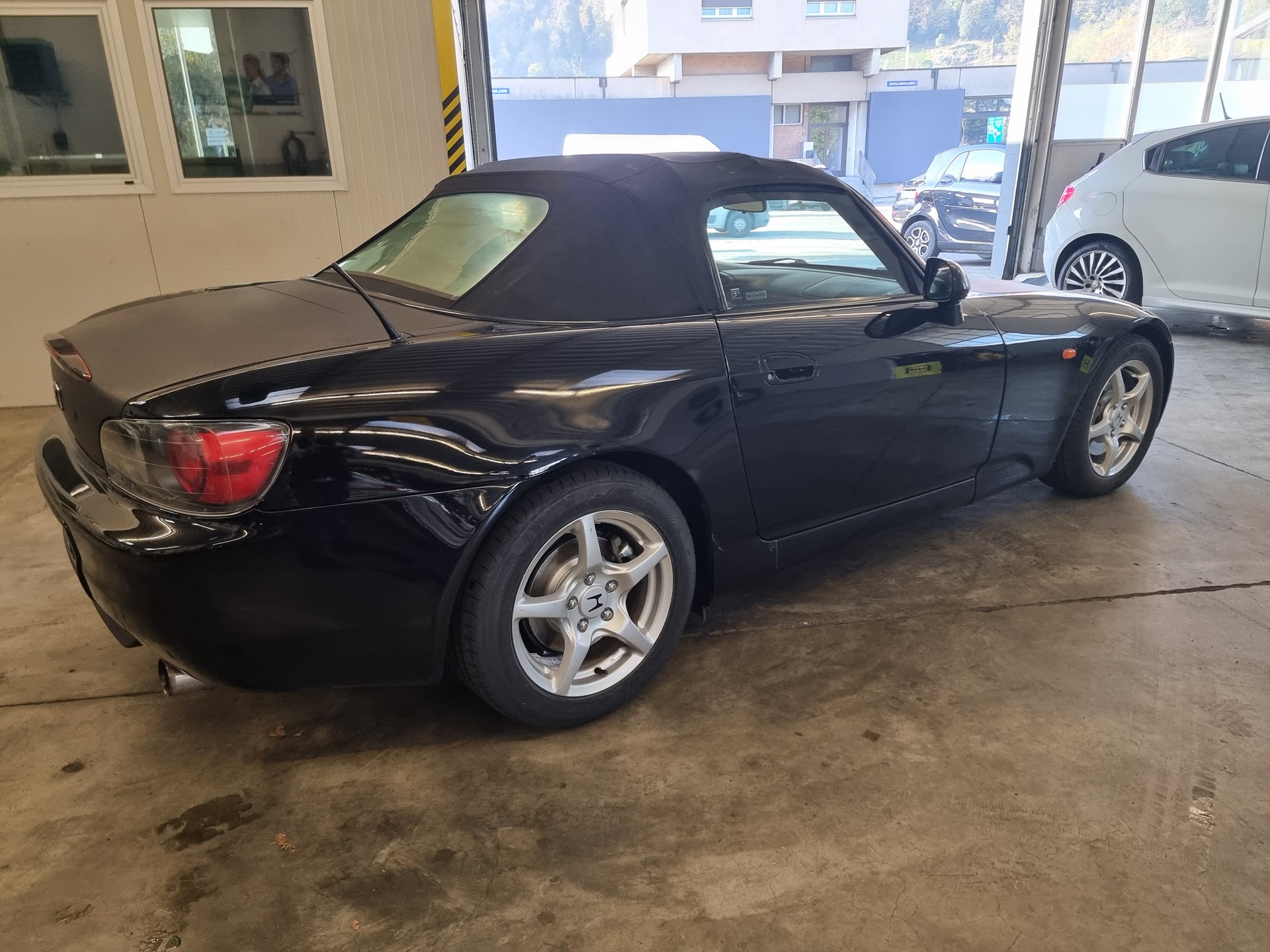 HONDA S2000-showroom-element-2