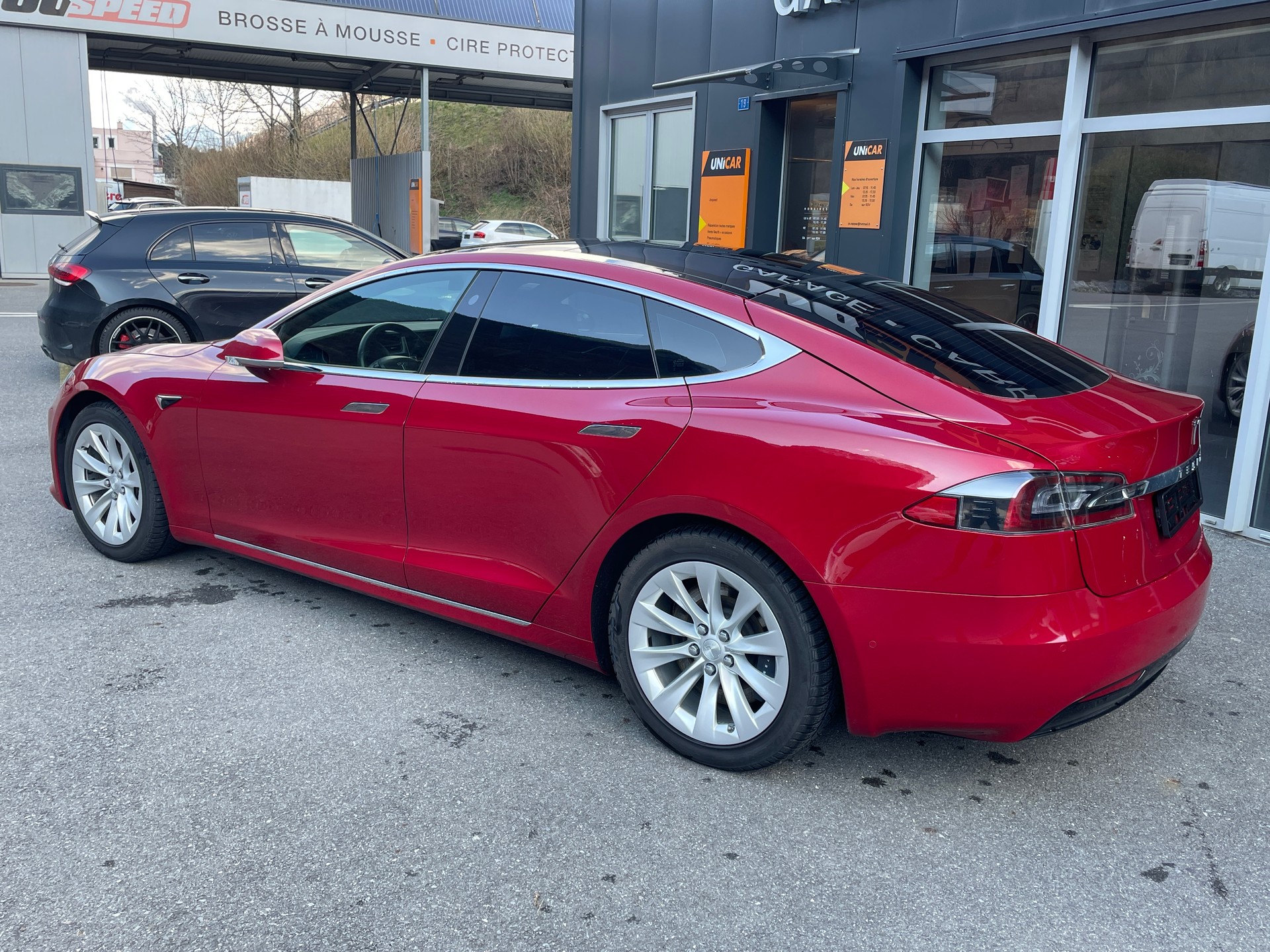 TESLA Model S 100 D-showroom-element-2